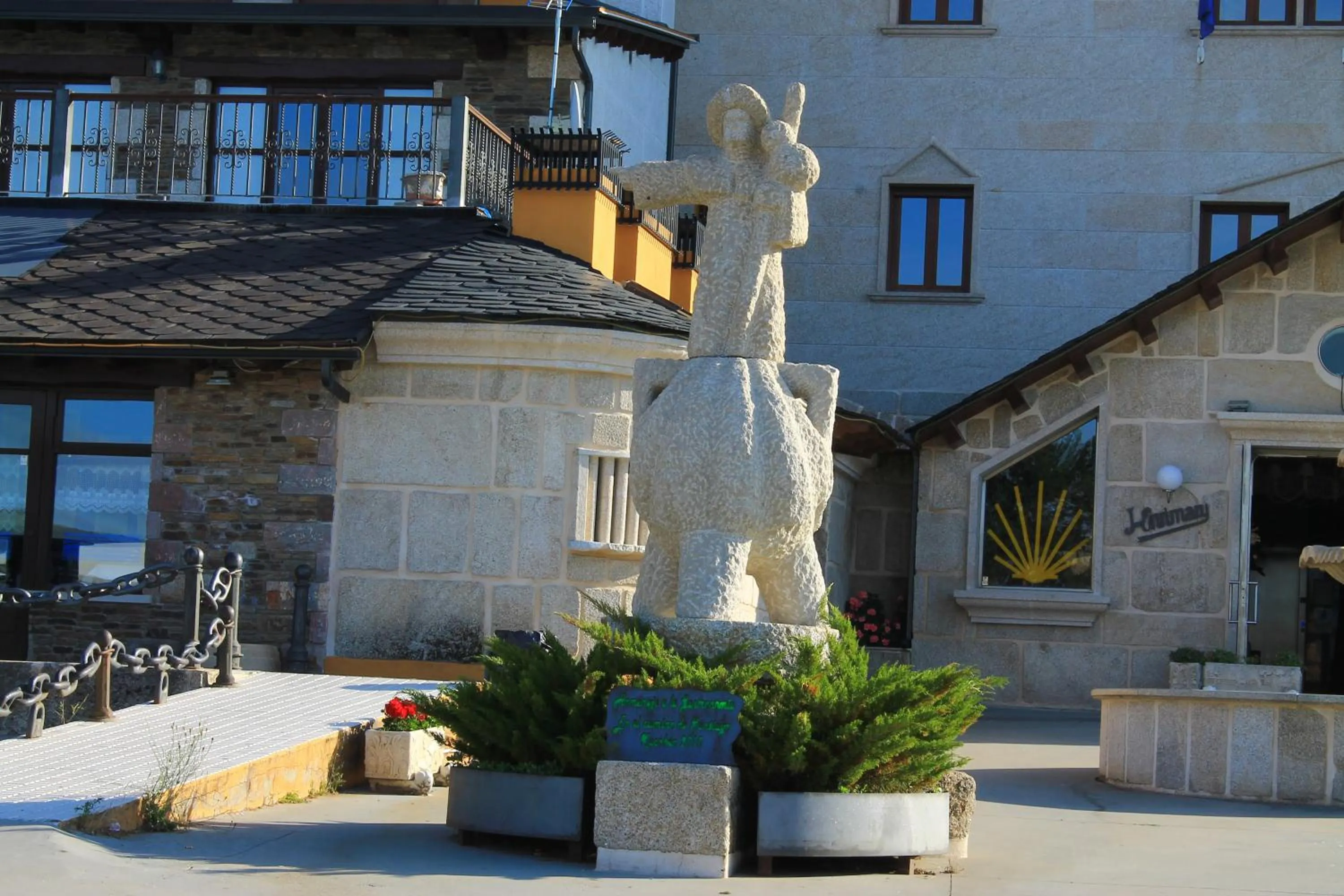 Day, Property Building in Complejos J-Enrimary