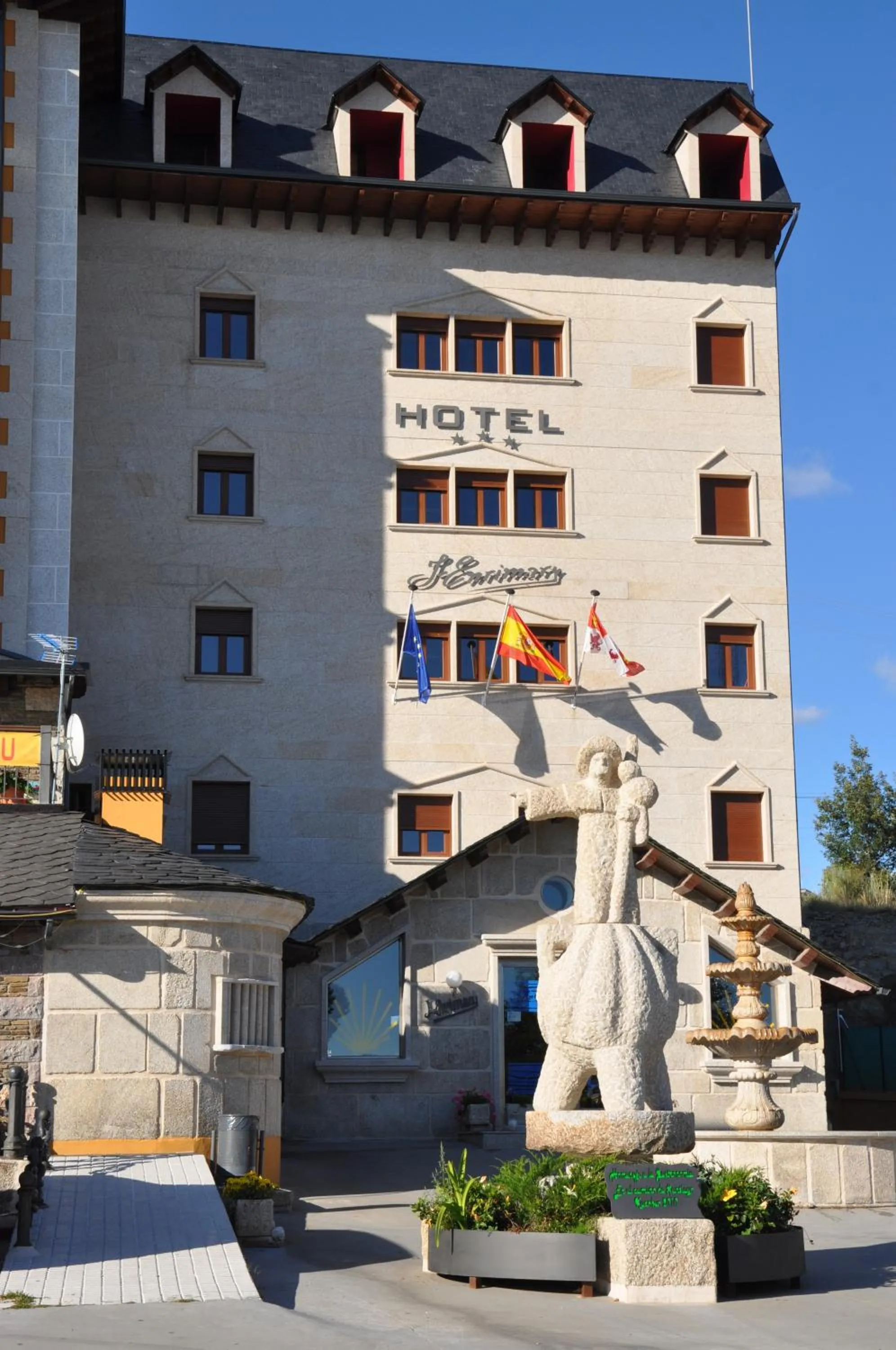 Property Building in Complejos J-Enrimary