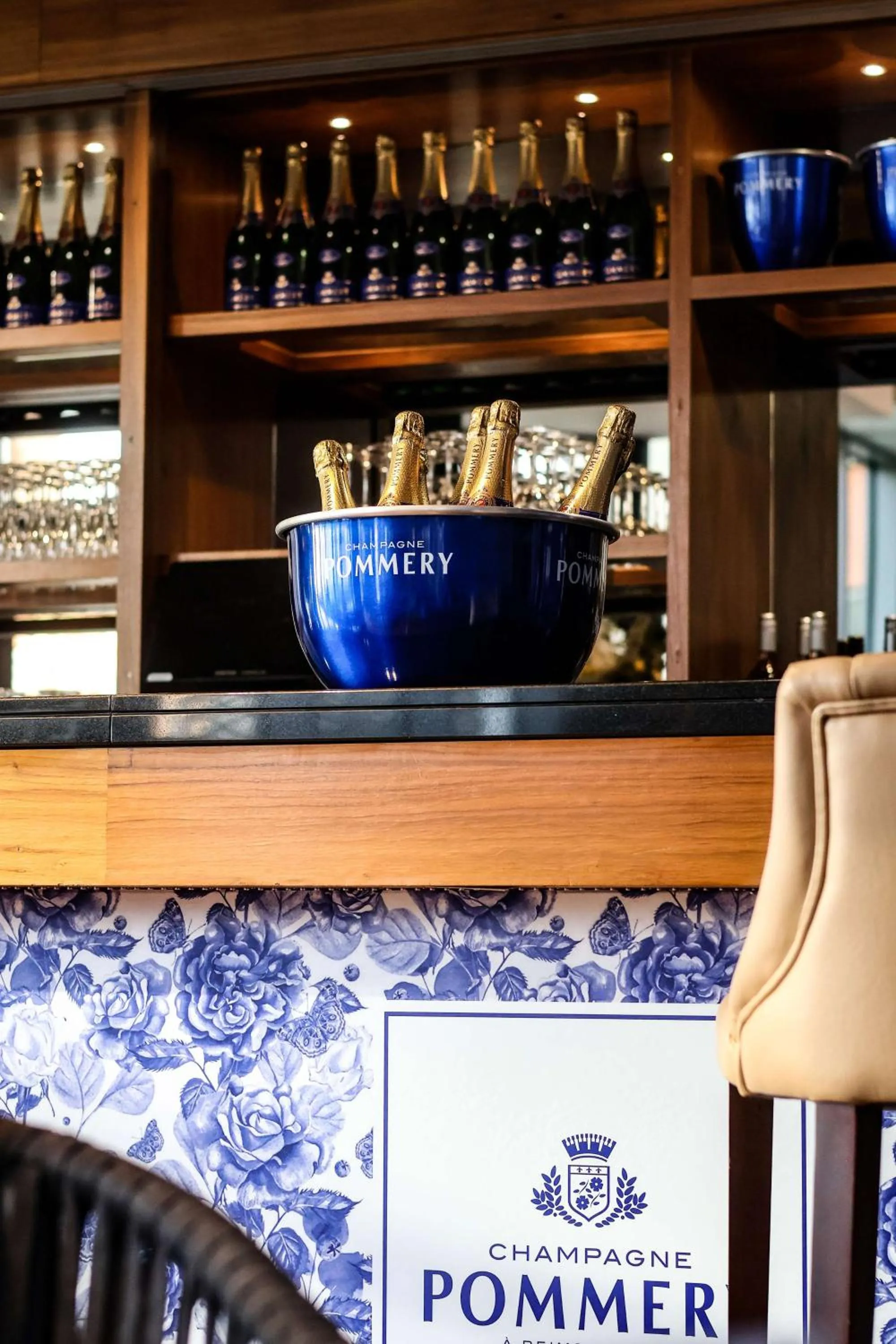 Lounge or bar in Radisson Blu Hotel, Cardiff