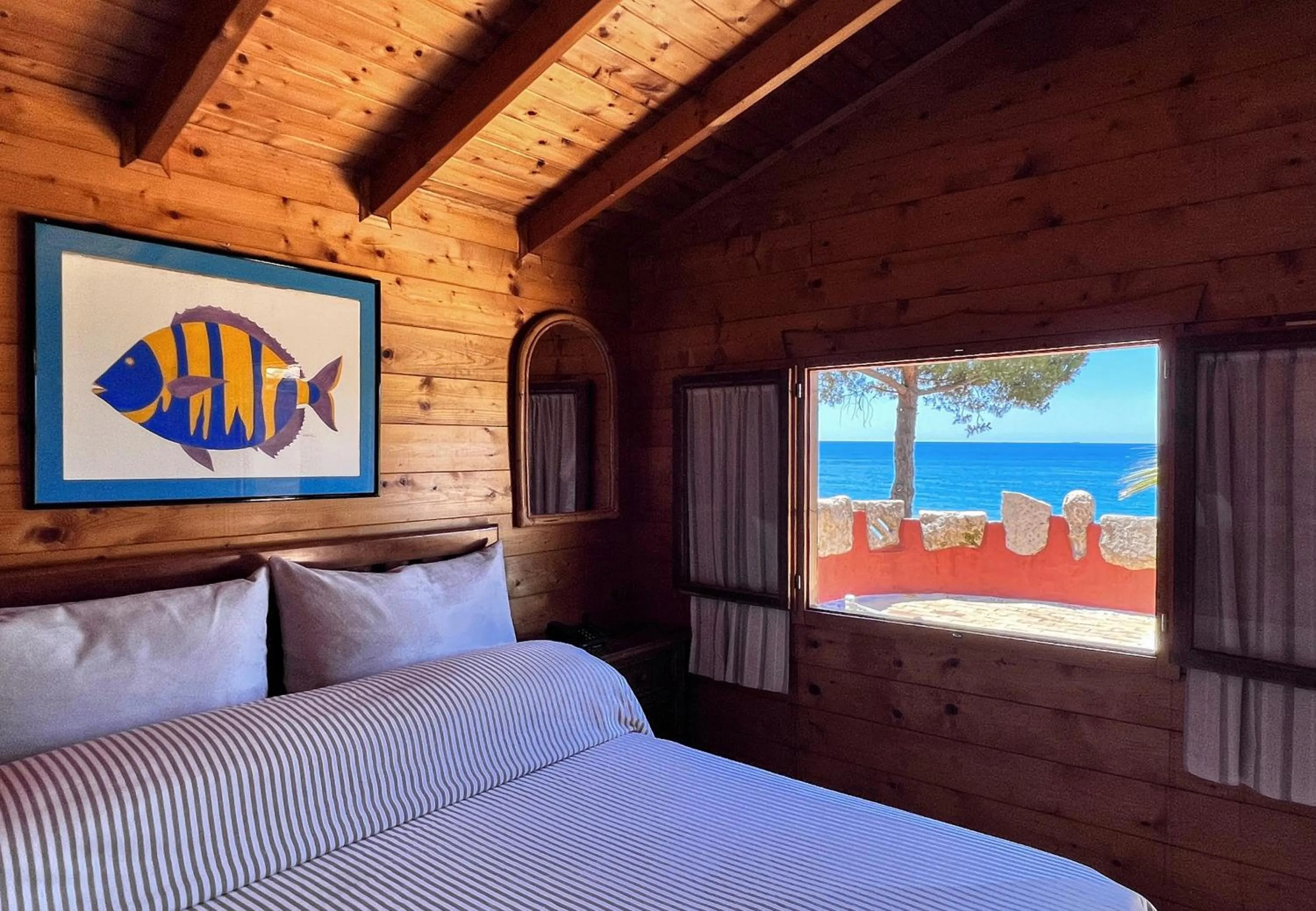 Photo of the whole room, Bed in Aeneas' Landing Resort