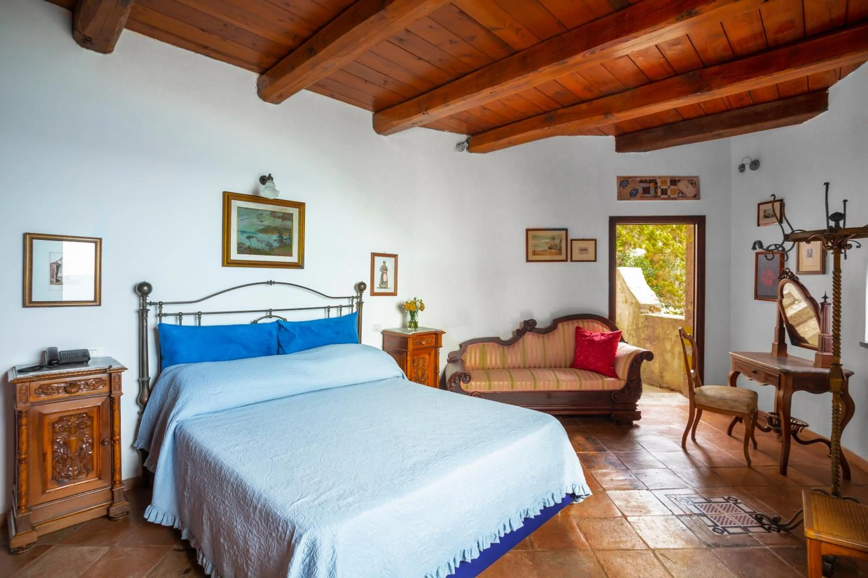 Photo of the whole room, Bed in Aeneas' Landing Resort