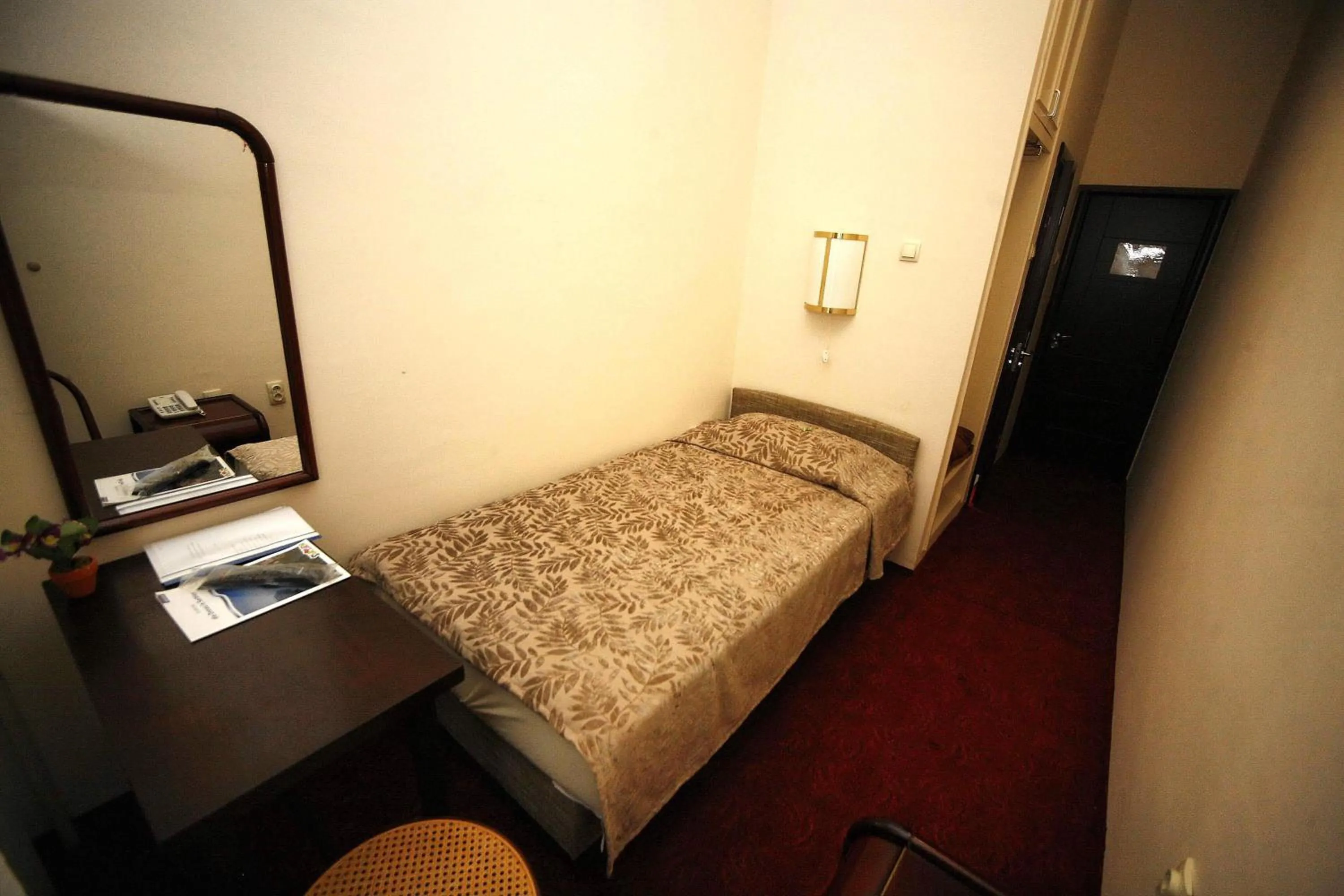 Bedroom, Bed in Golden Inn Hotel