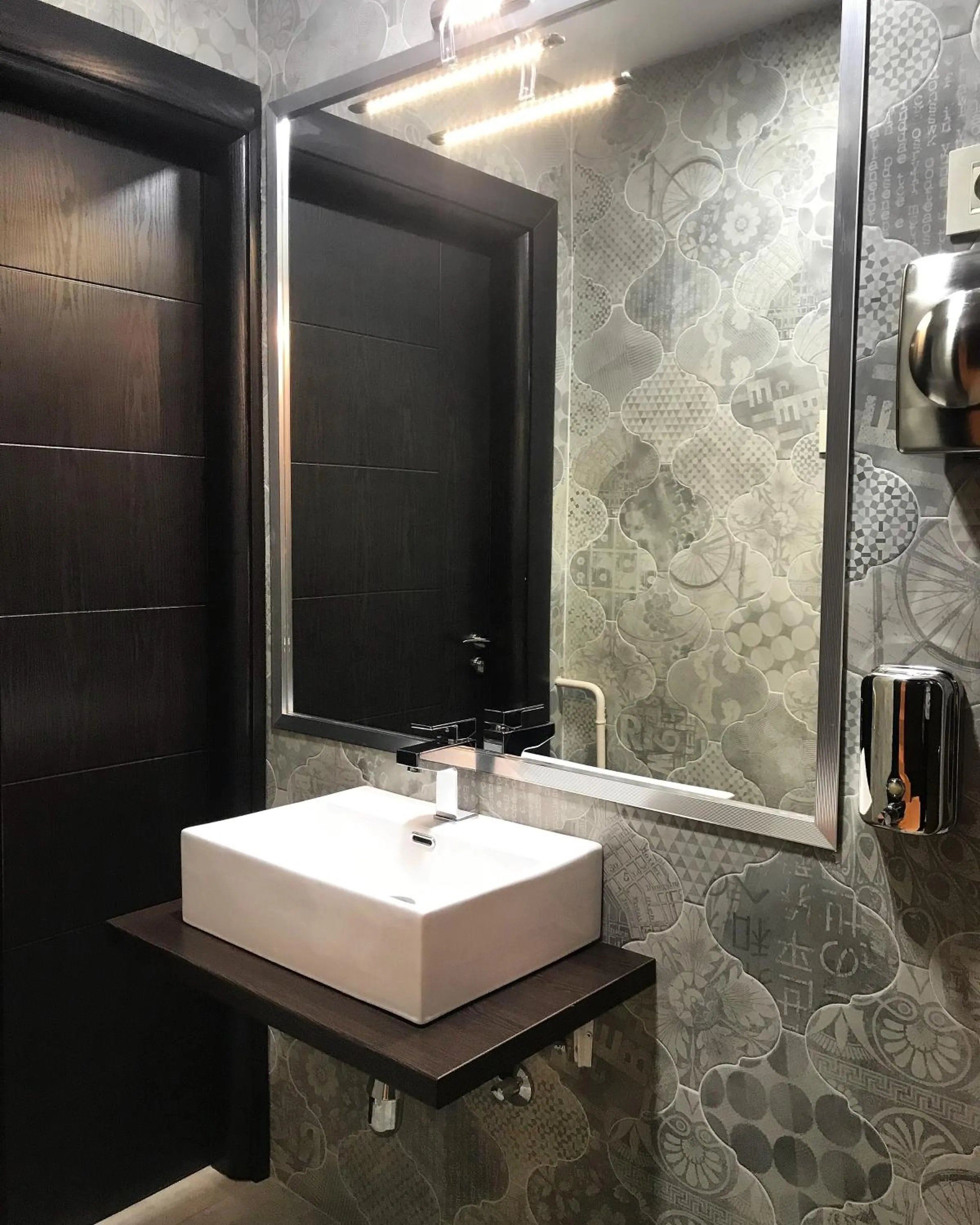 Bathroom in Golden Inn Hotel