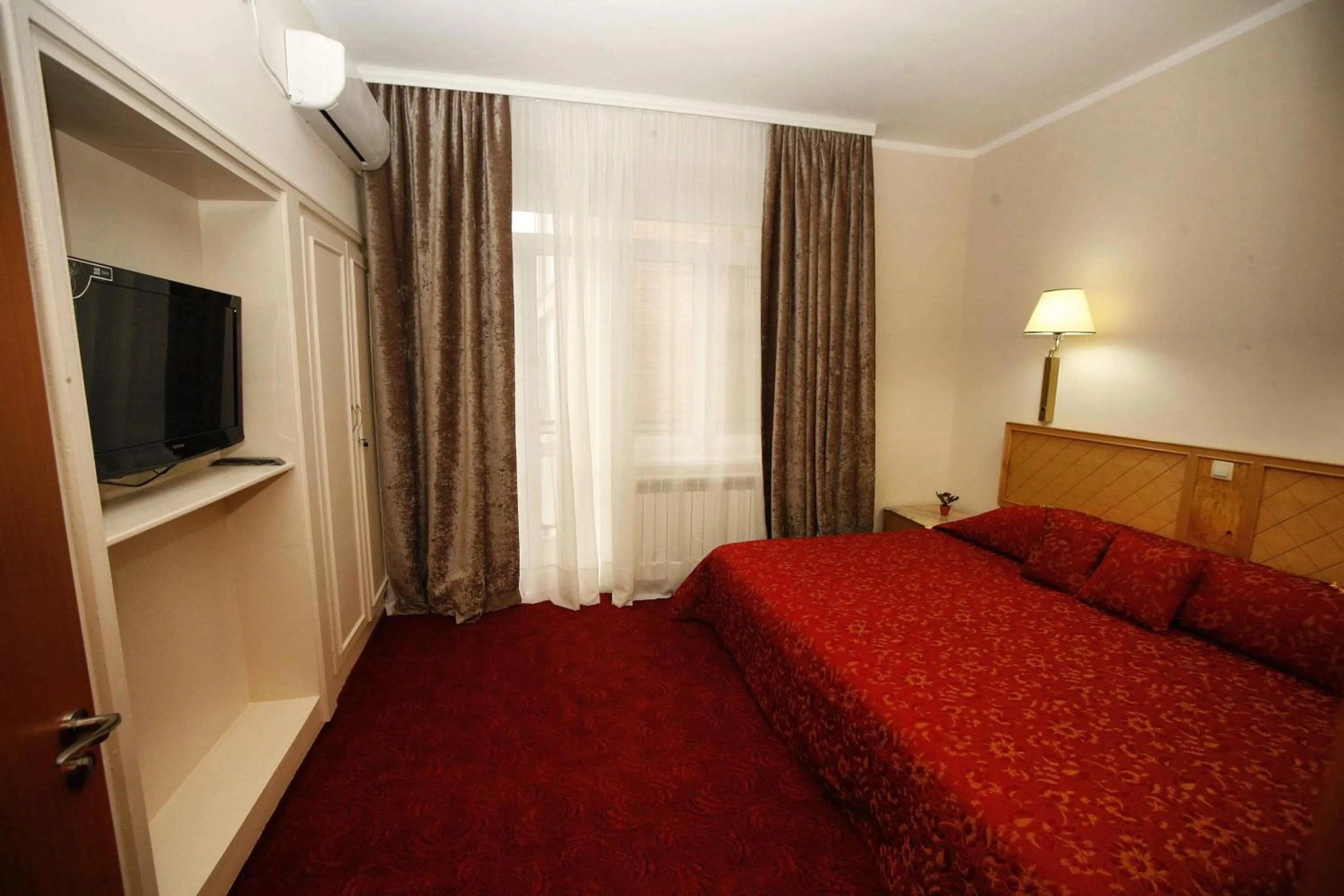 Bedroom, Bed in Golden Inn Hotel