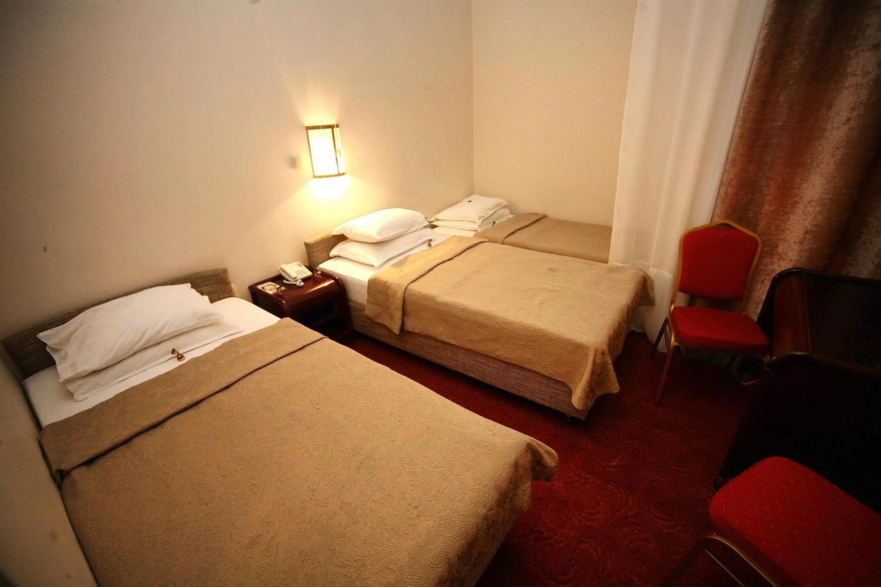 Bedroom, Bed in Golden Inn Hotel