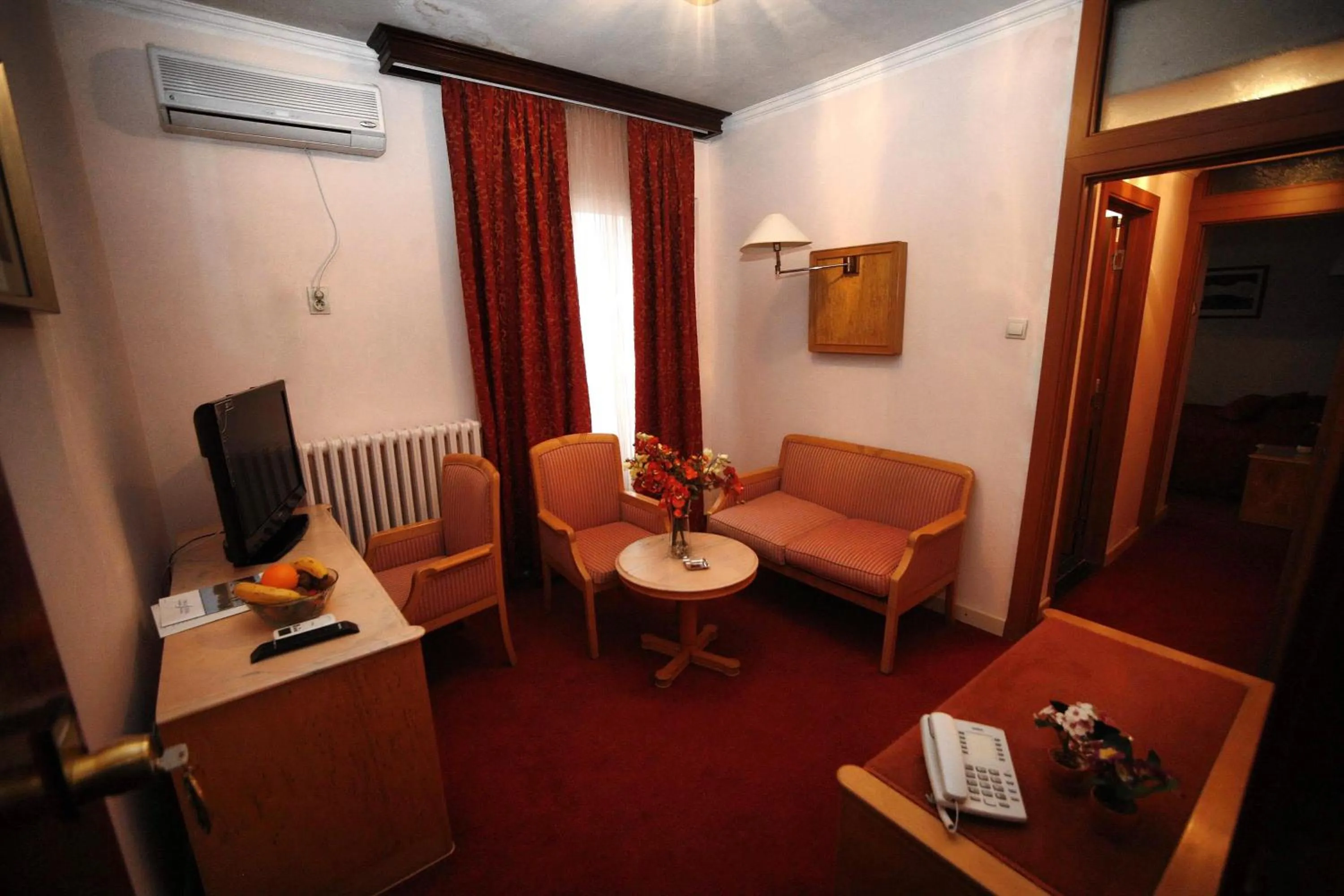 Living room in Golden Inn Hotel