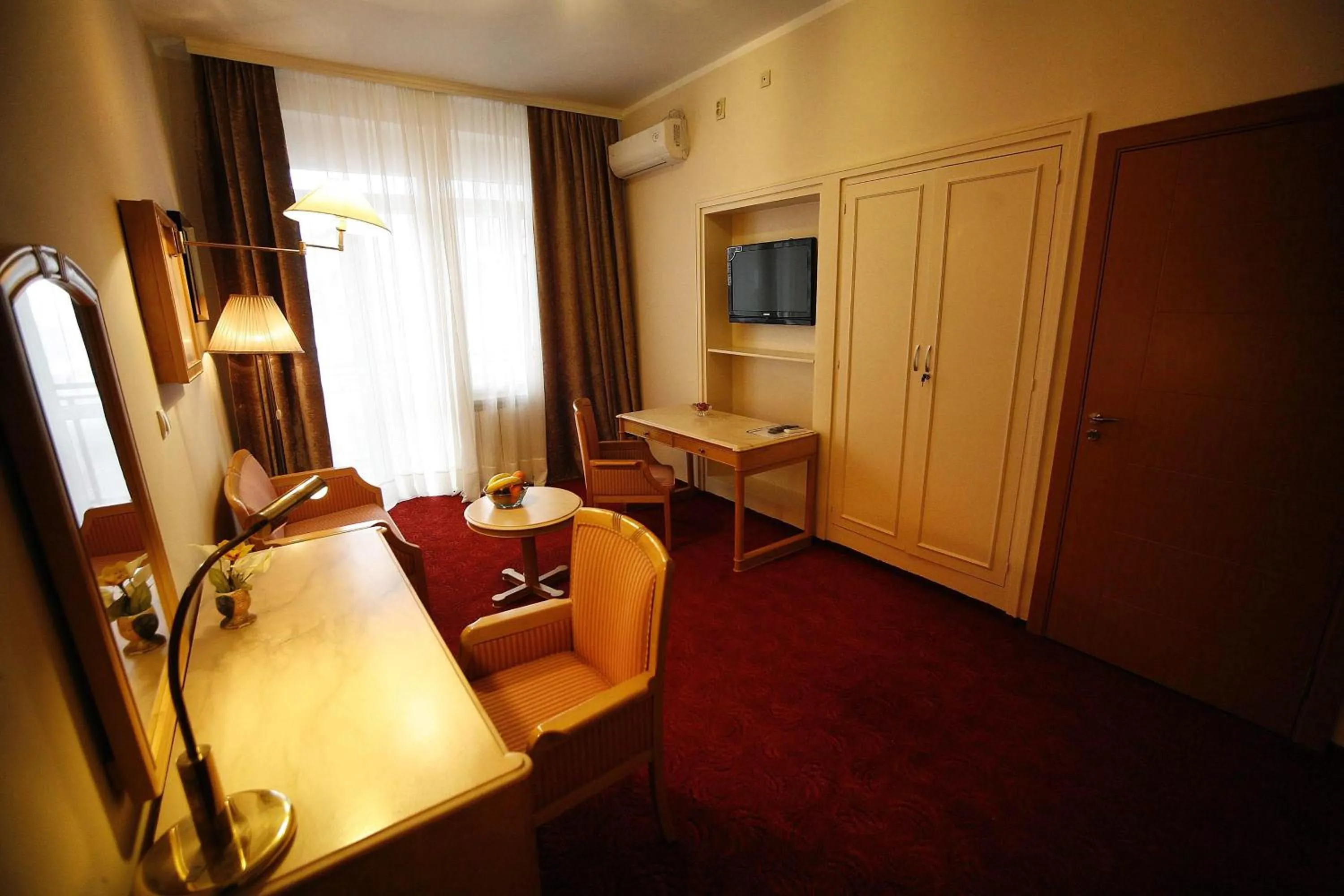 Living room in Golden Inn Hotel