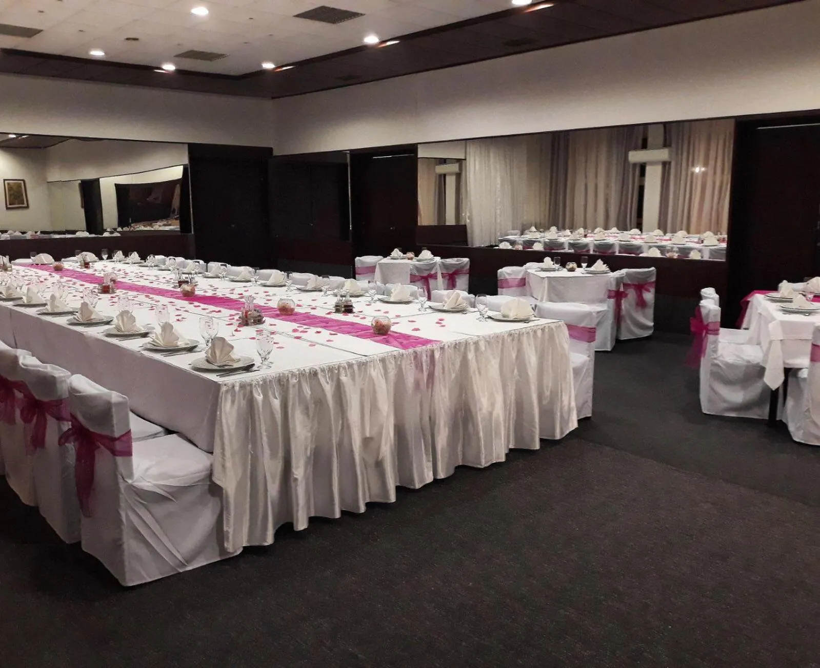 Restaurant/places to eat in Golden Inn Hotel