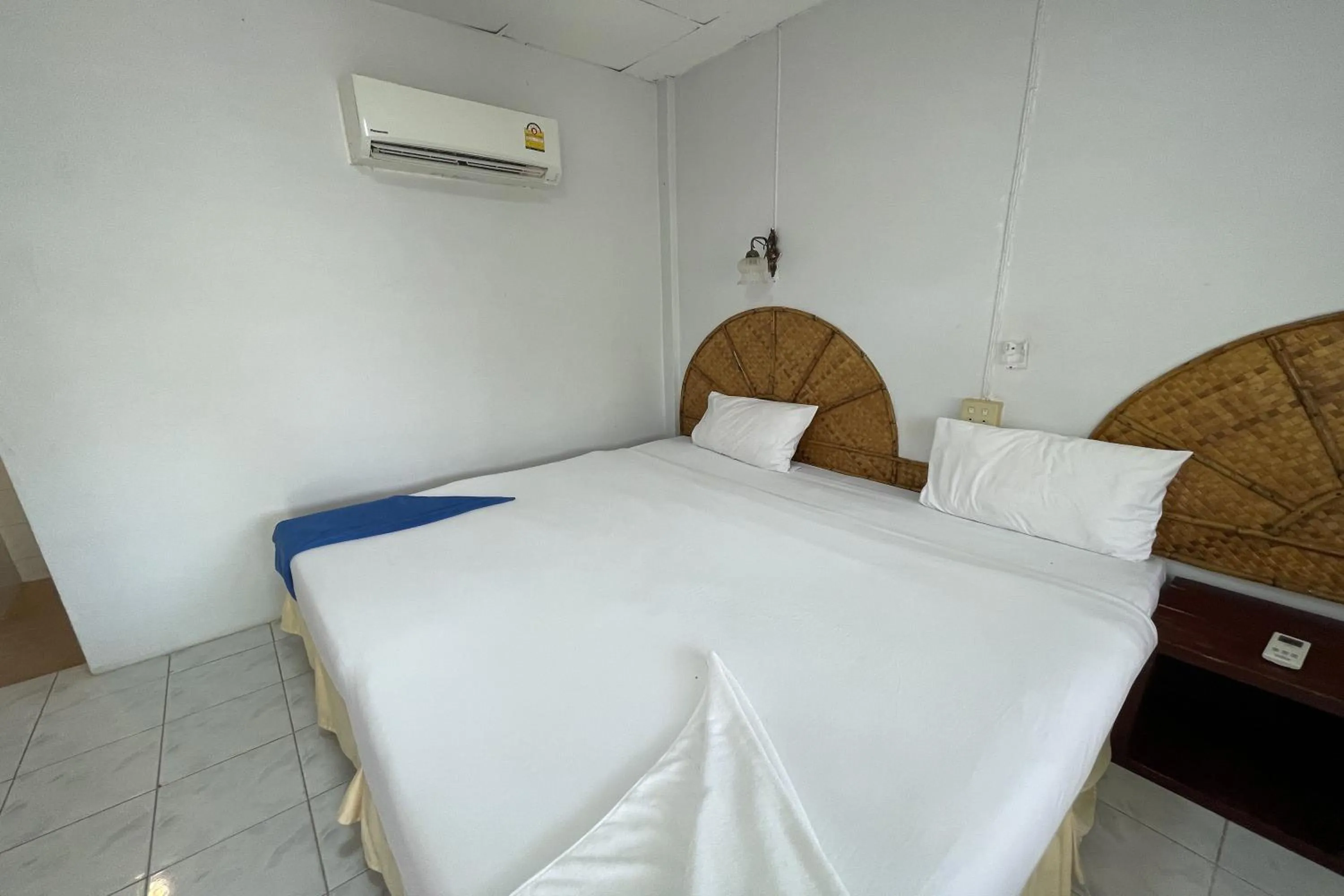 Bedroom, Bed in Sea Breeze Bungalow