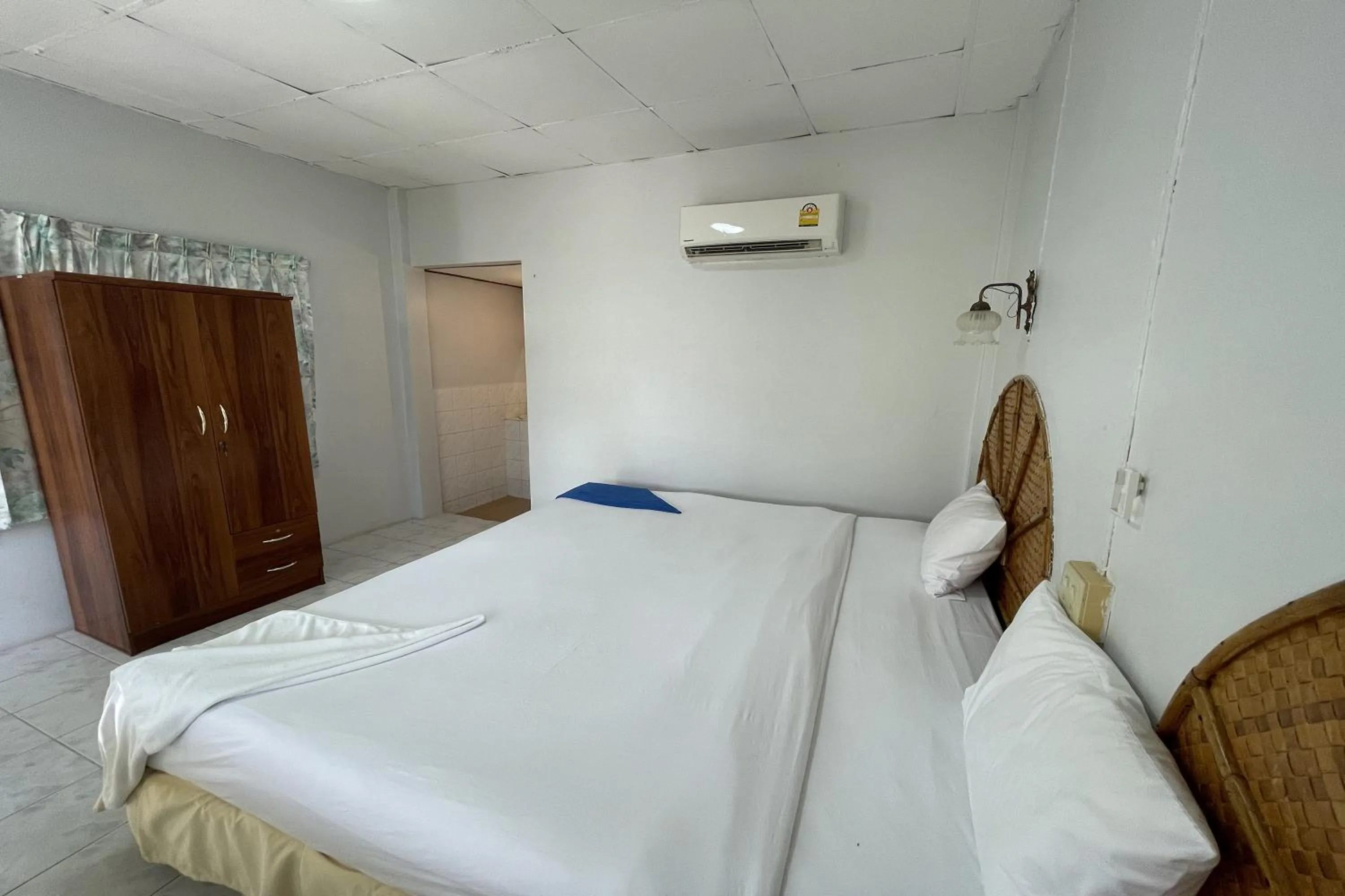 Bedroom, Bed in Sea Breeze Bungalow
