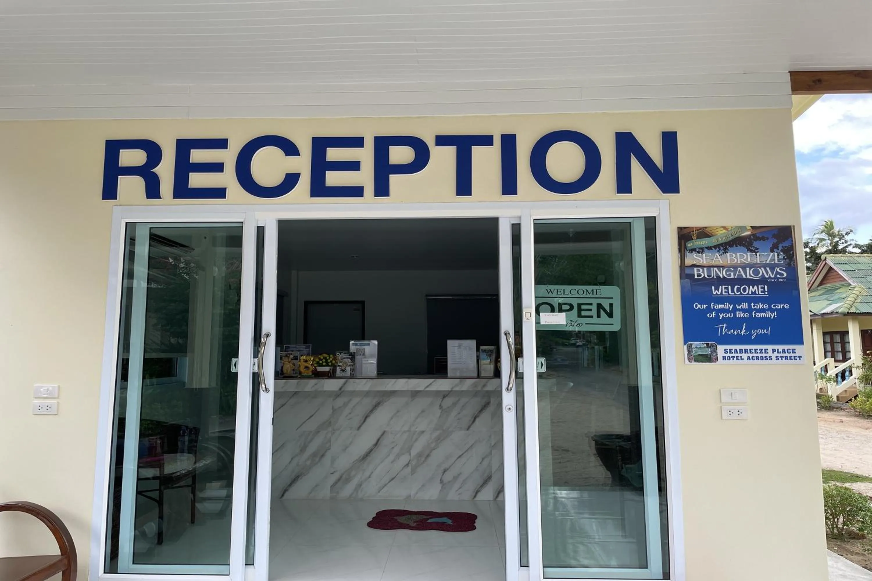 Lobby or reception in Sea Breeze Bungalow