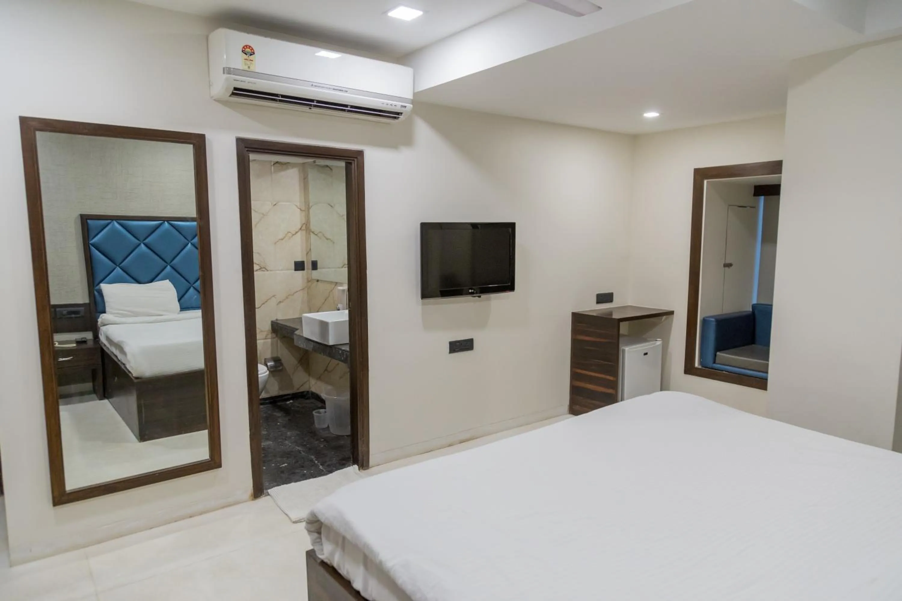 Photo of the whole room, Bed in Ginger Ahmedabad, Satellite