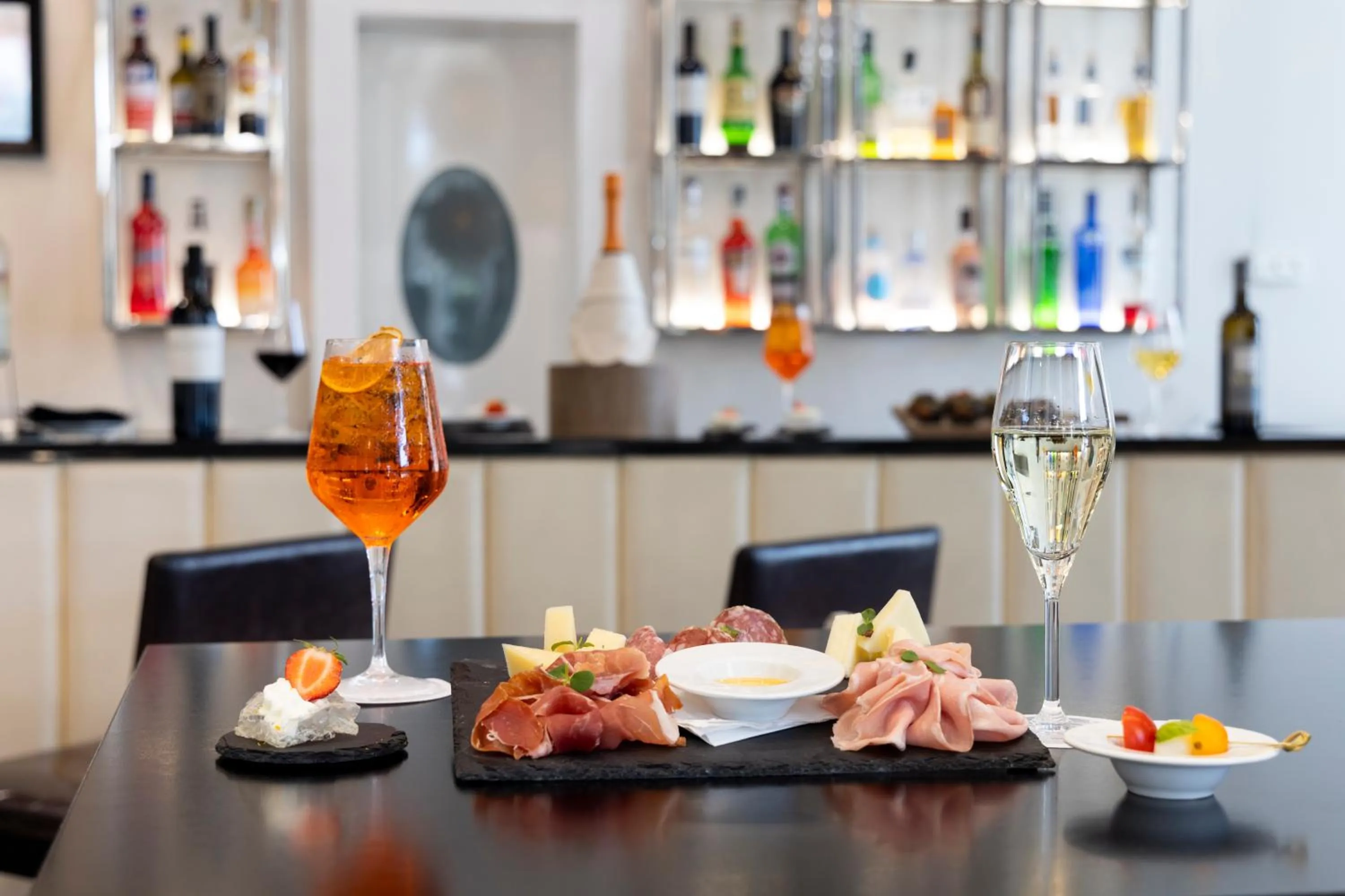 Lounge or bar in Holiday Inn Genoa City by IHG