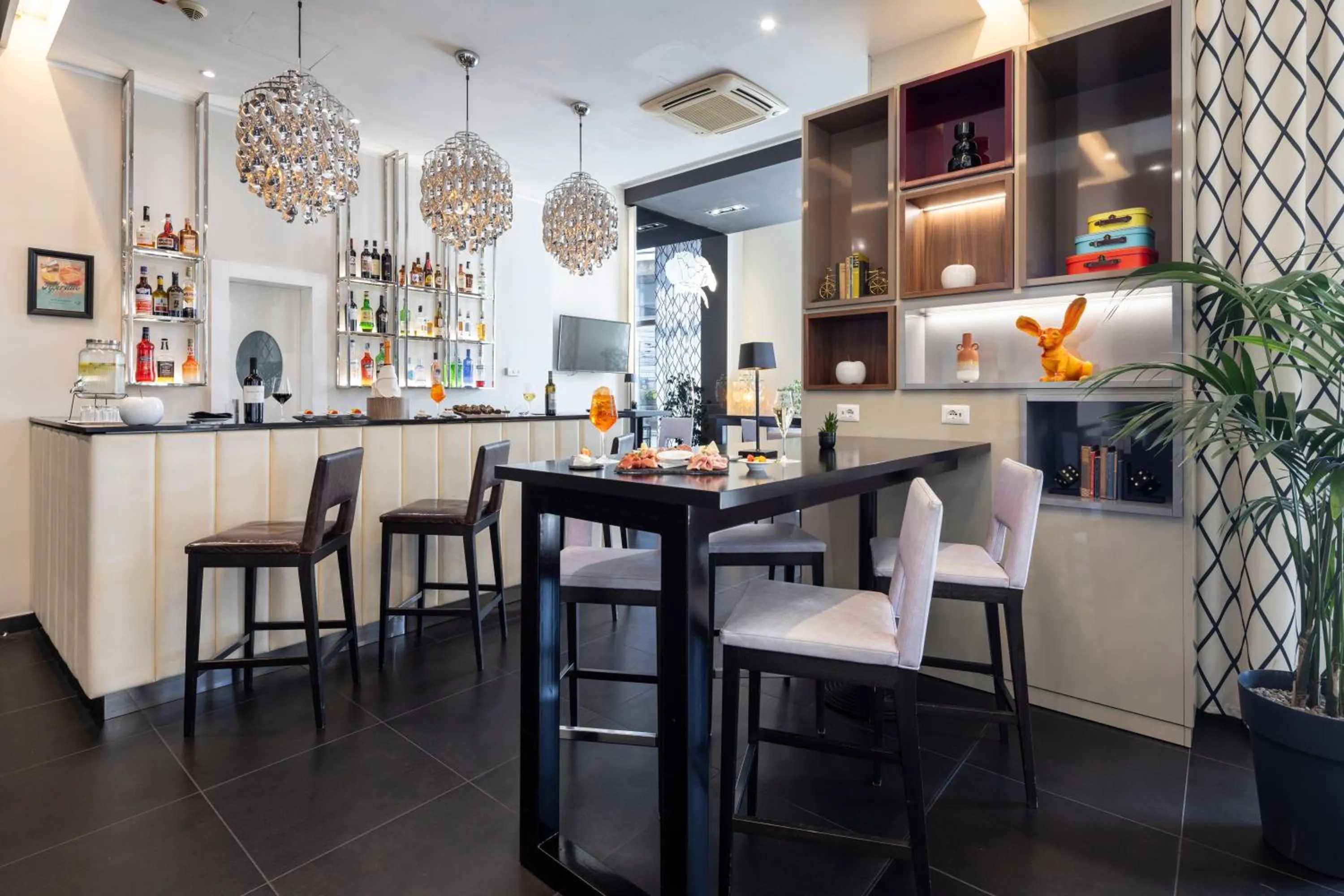 Lounge or bar in Holiday Inn Genoa City by IHG