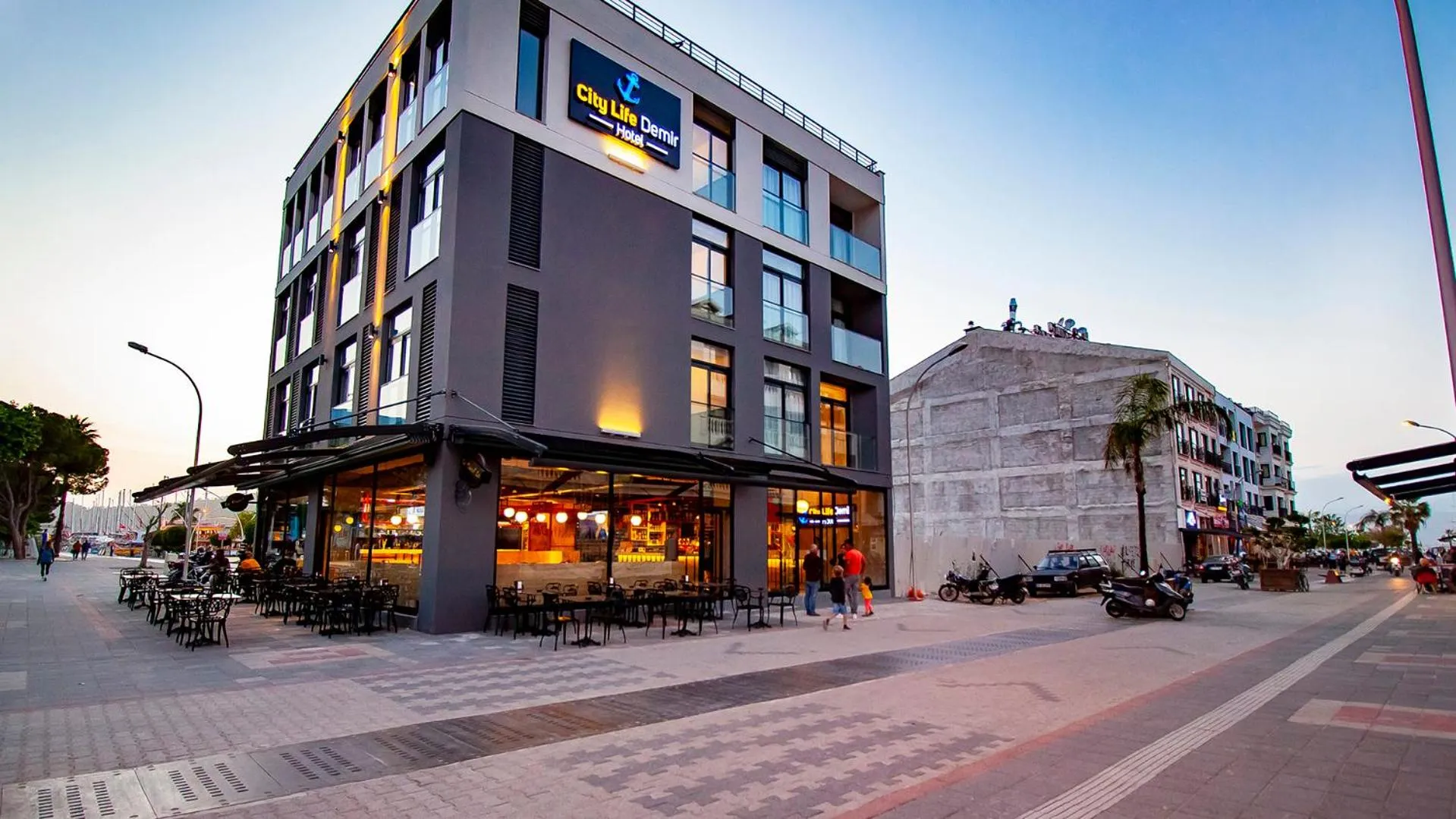 Facade/entrance in City Life Demir Hotel