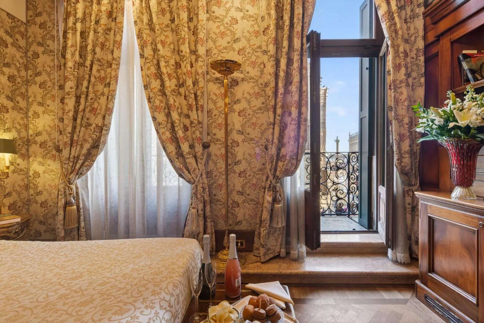 View (from property/room), Bed in Bellevue Luxury Rooms - San Marco Luxury