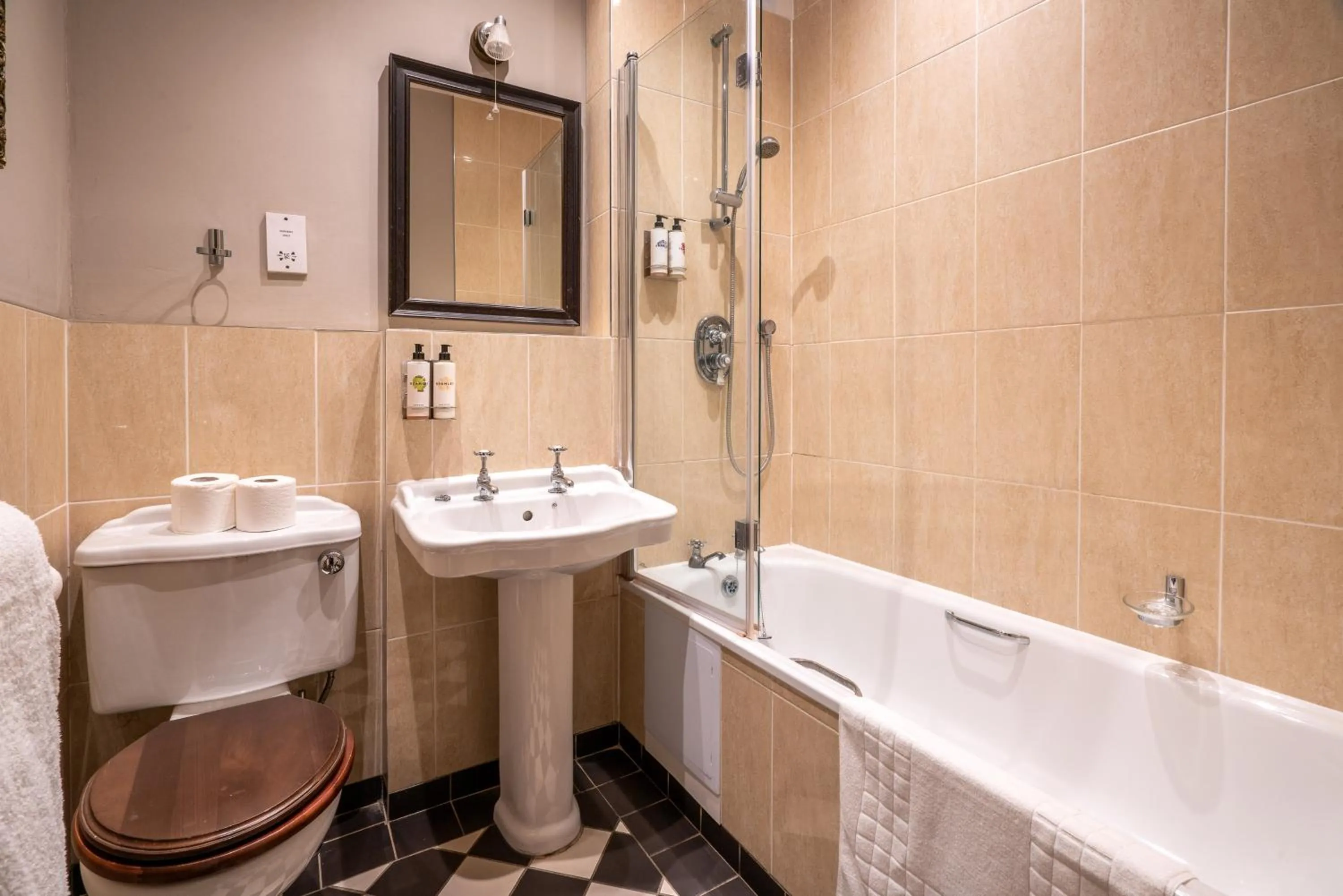 Shower in The Dundas Arms