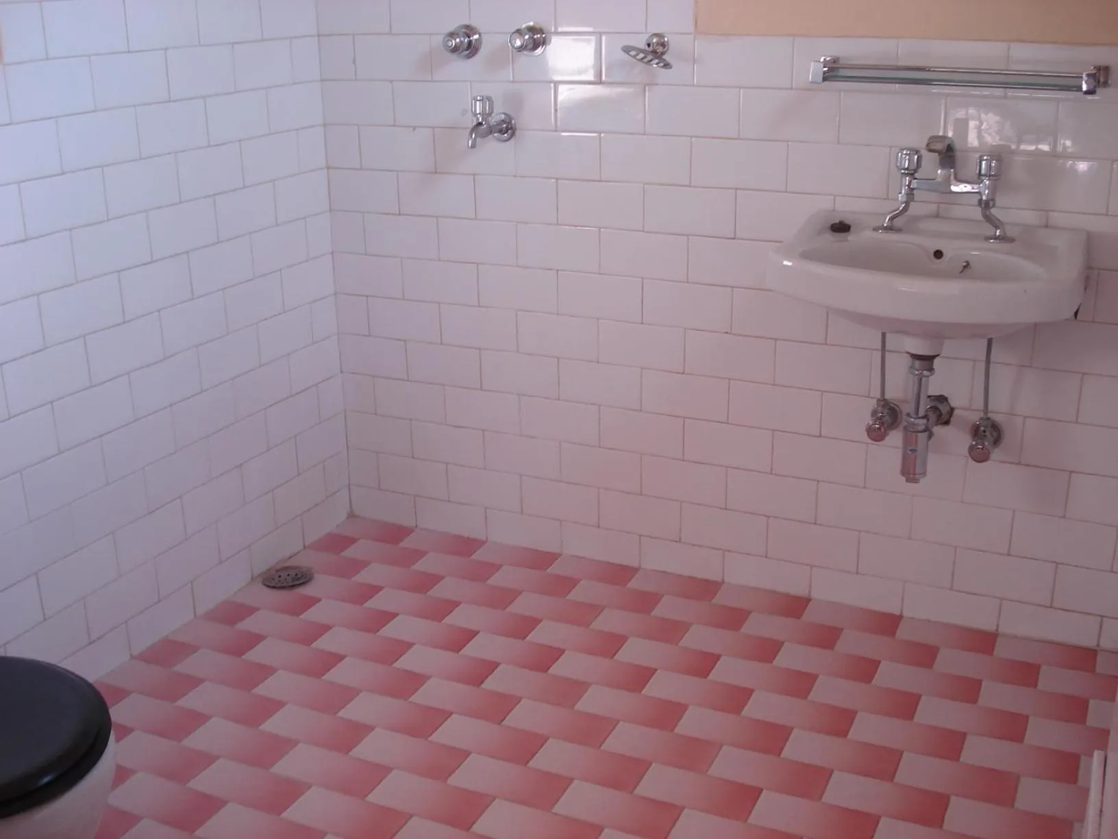 Shower in New Pokhara Lodge - Pokhara Lakeside