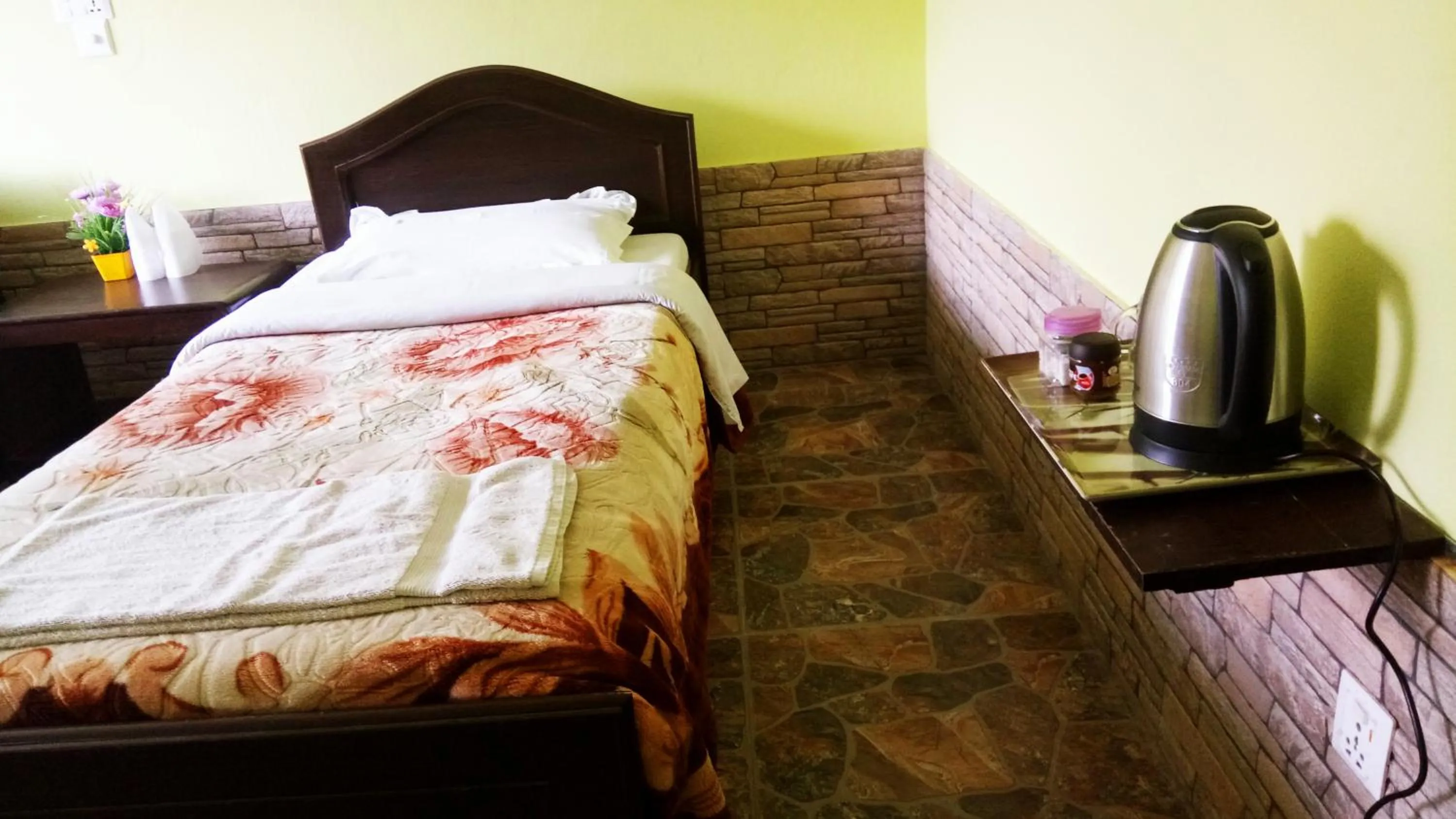 Coffee/tea facilities, Bed in New Pokhara Lodge - Pokhara Lakeside