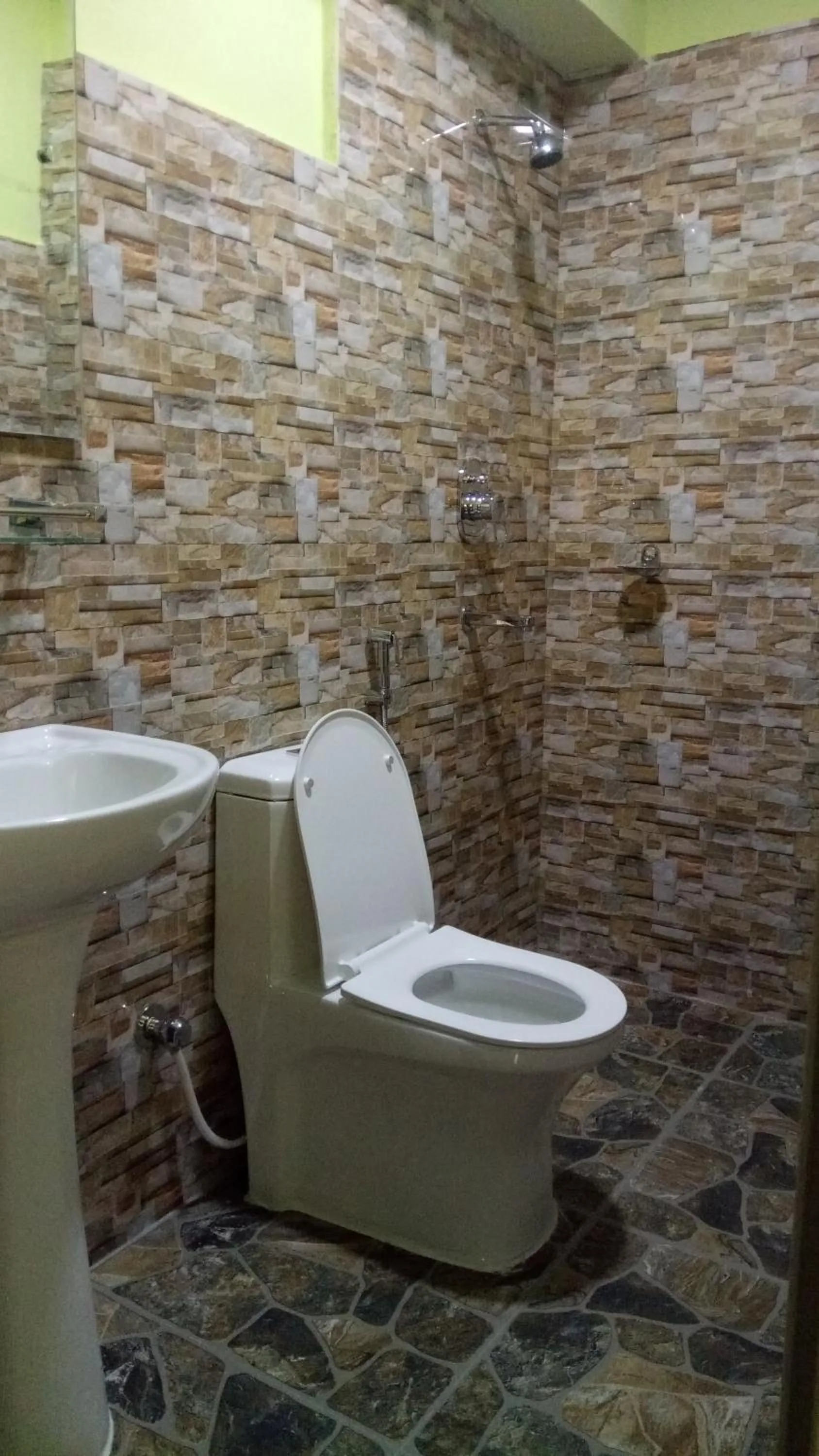 Shower in New Pokhara Lodge - Pokhara Lakeside