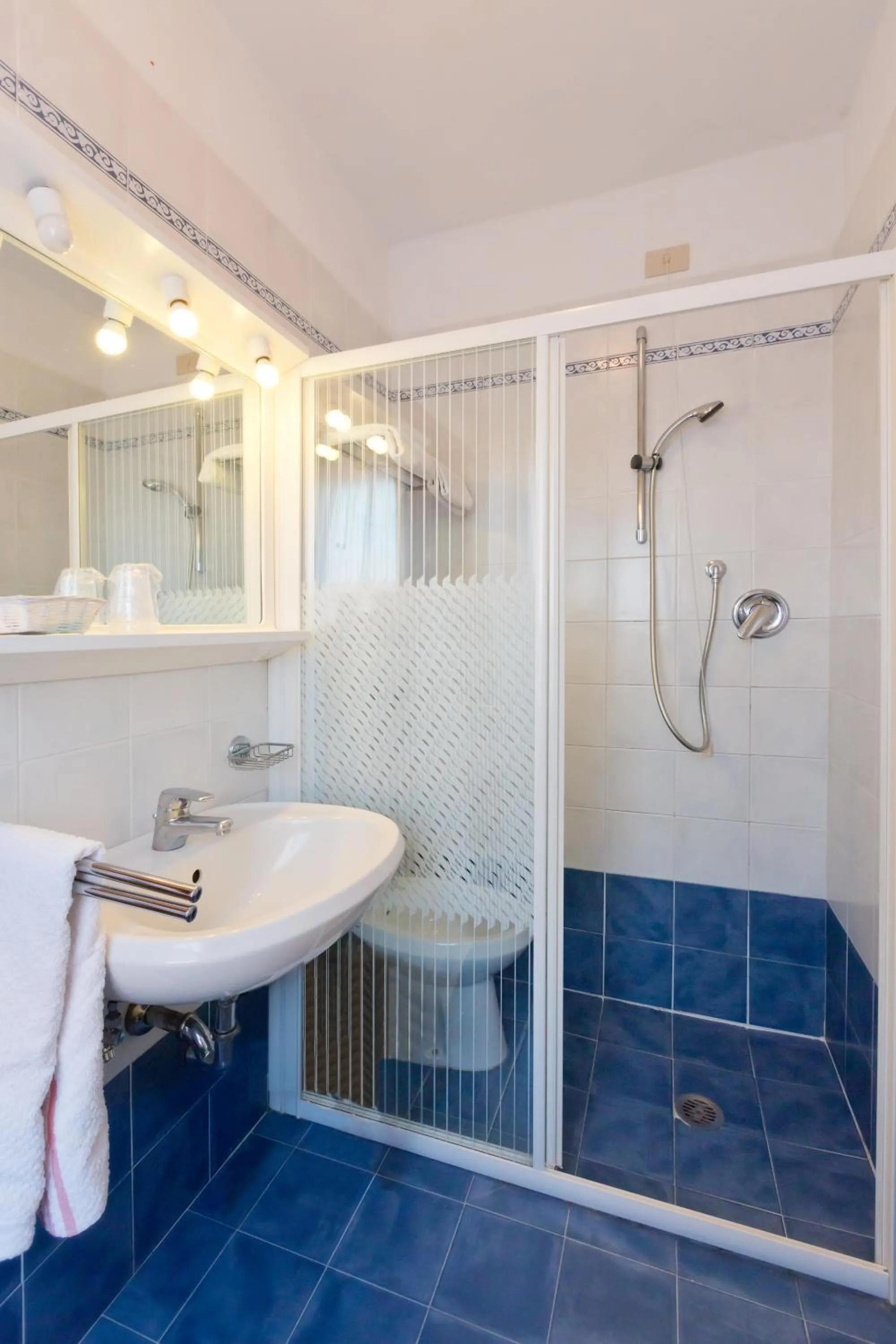 Shower in Hotel Etna