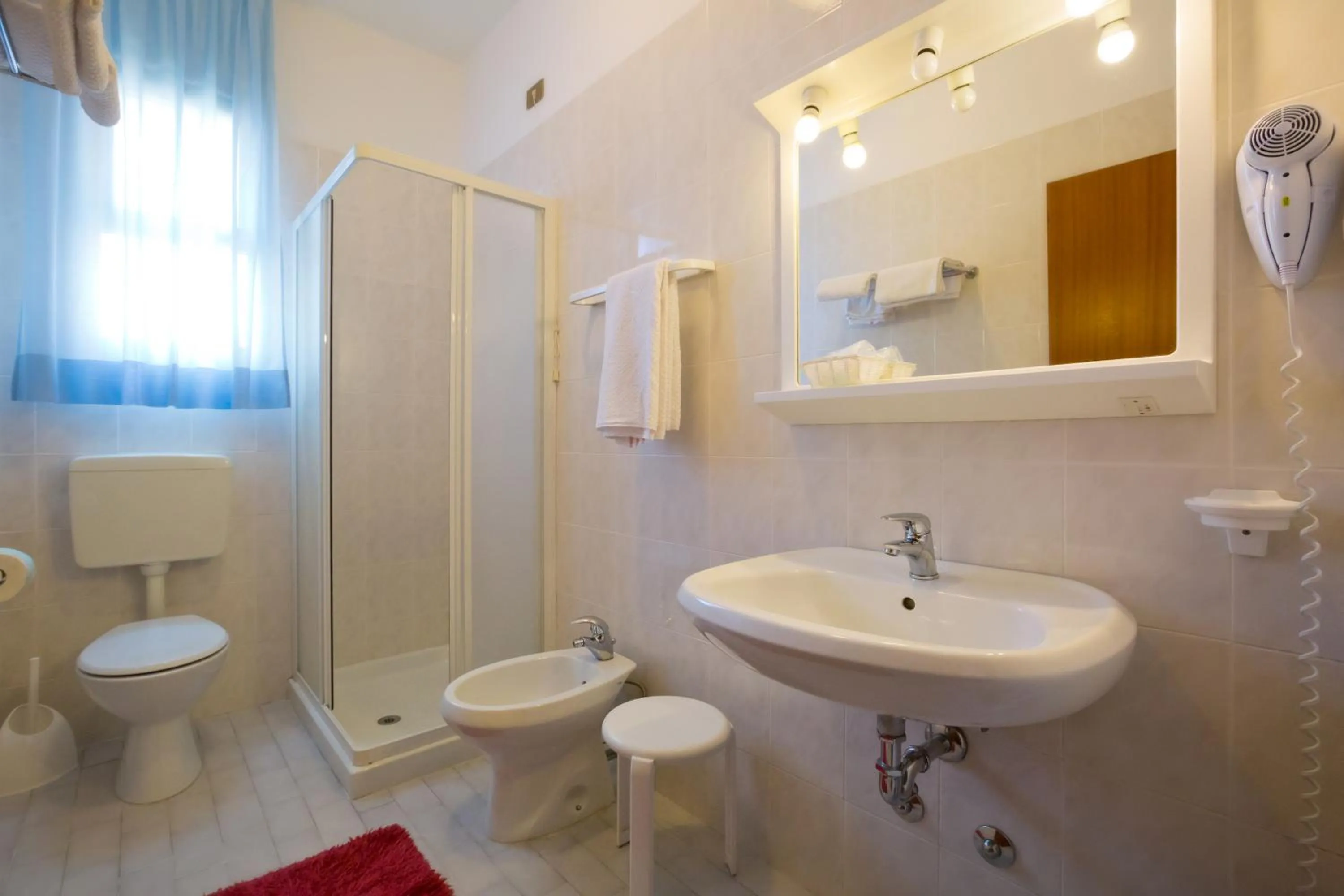 Shower in Hotel Etna