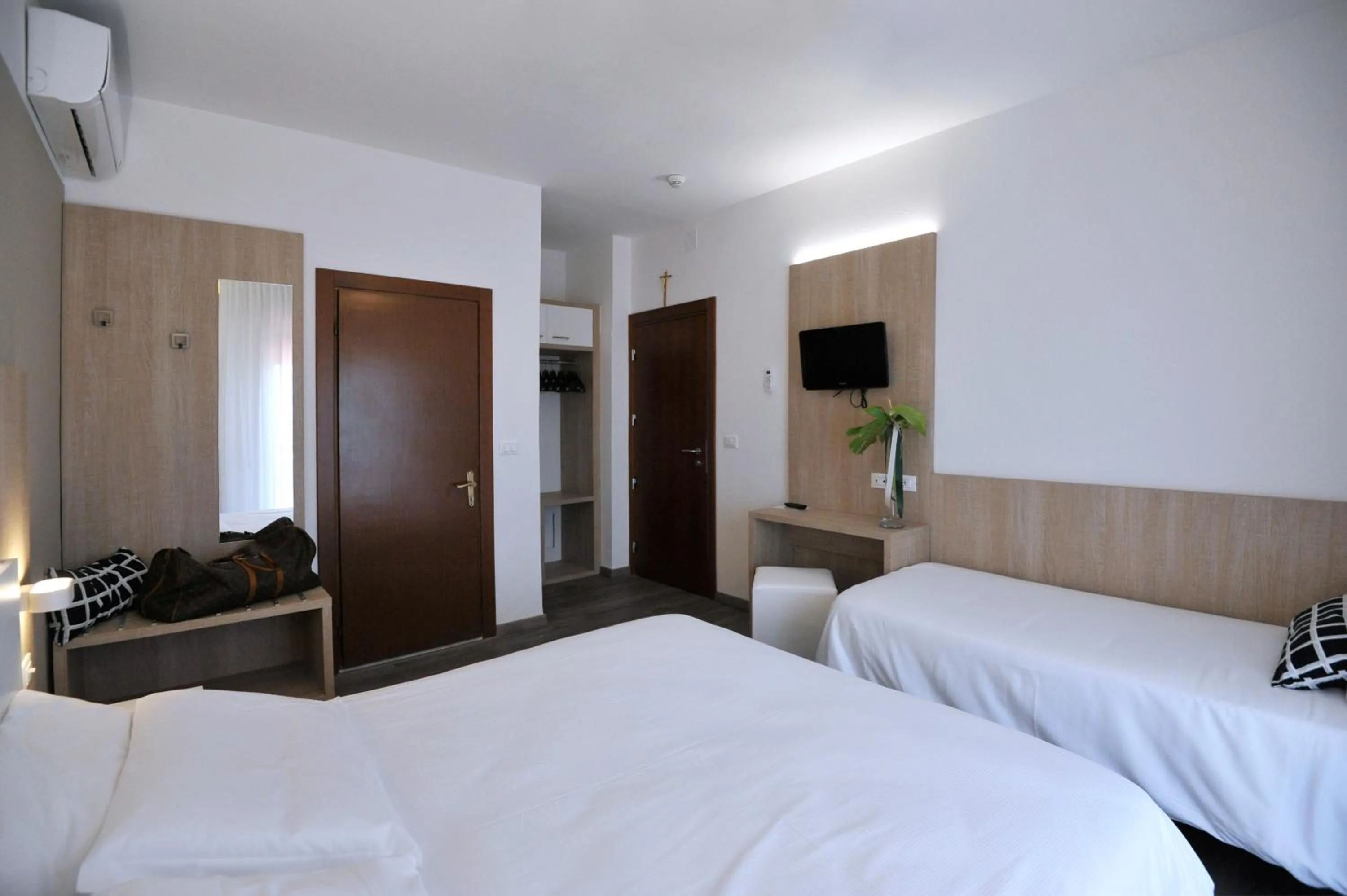 Shower in Hotel Etna