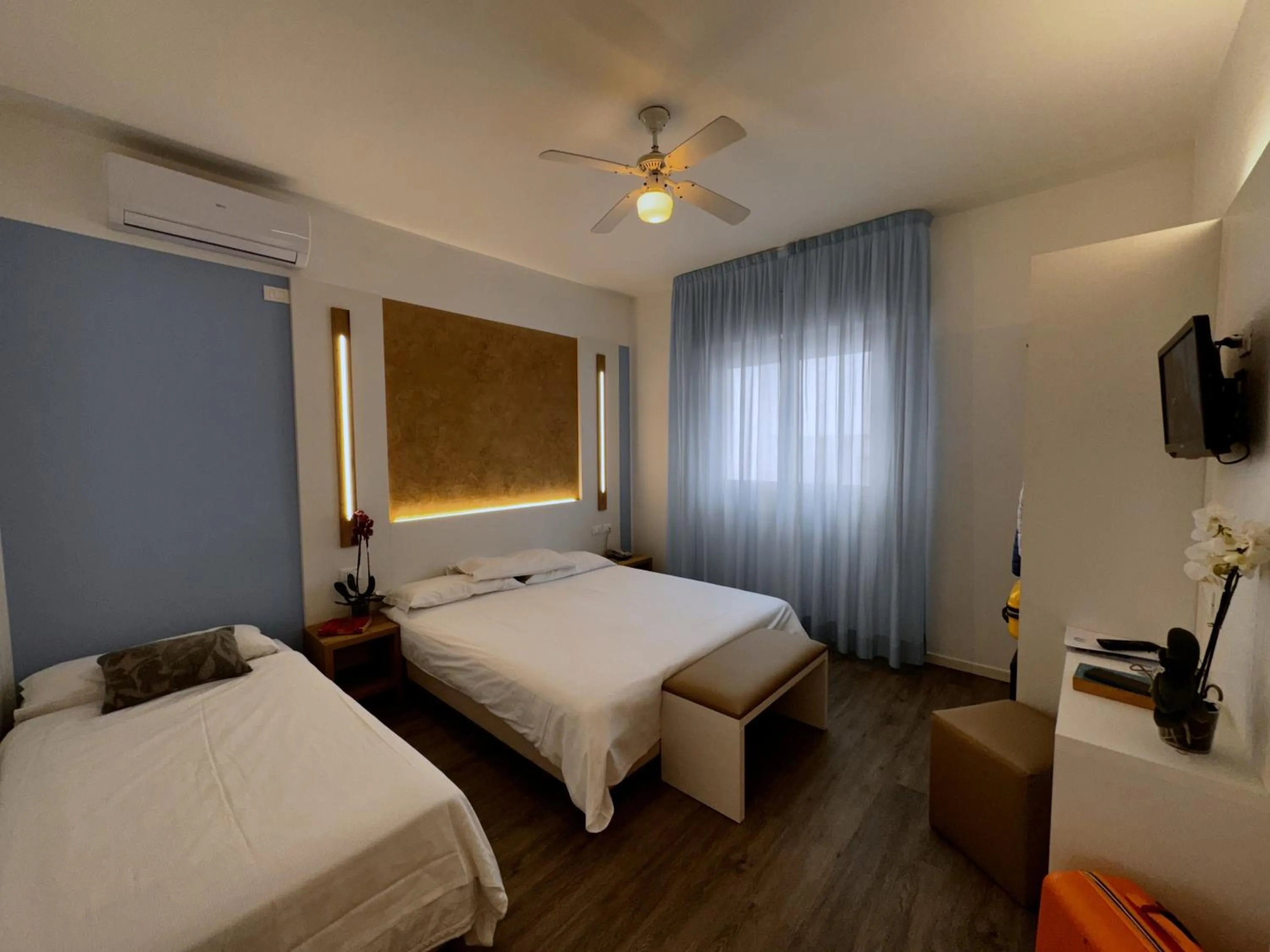 Photo of the whole room in Hotel Etna