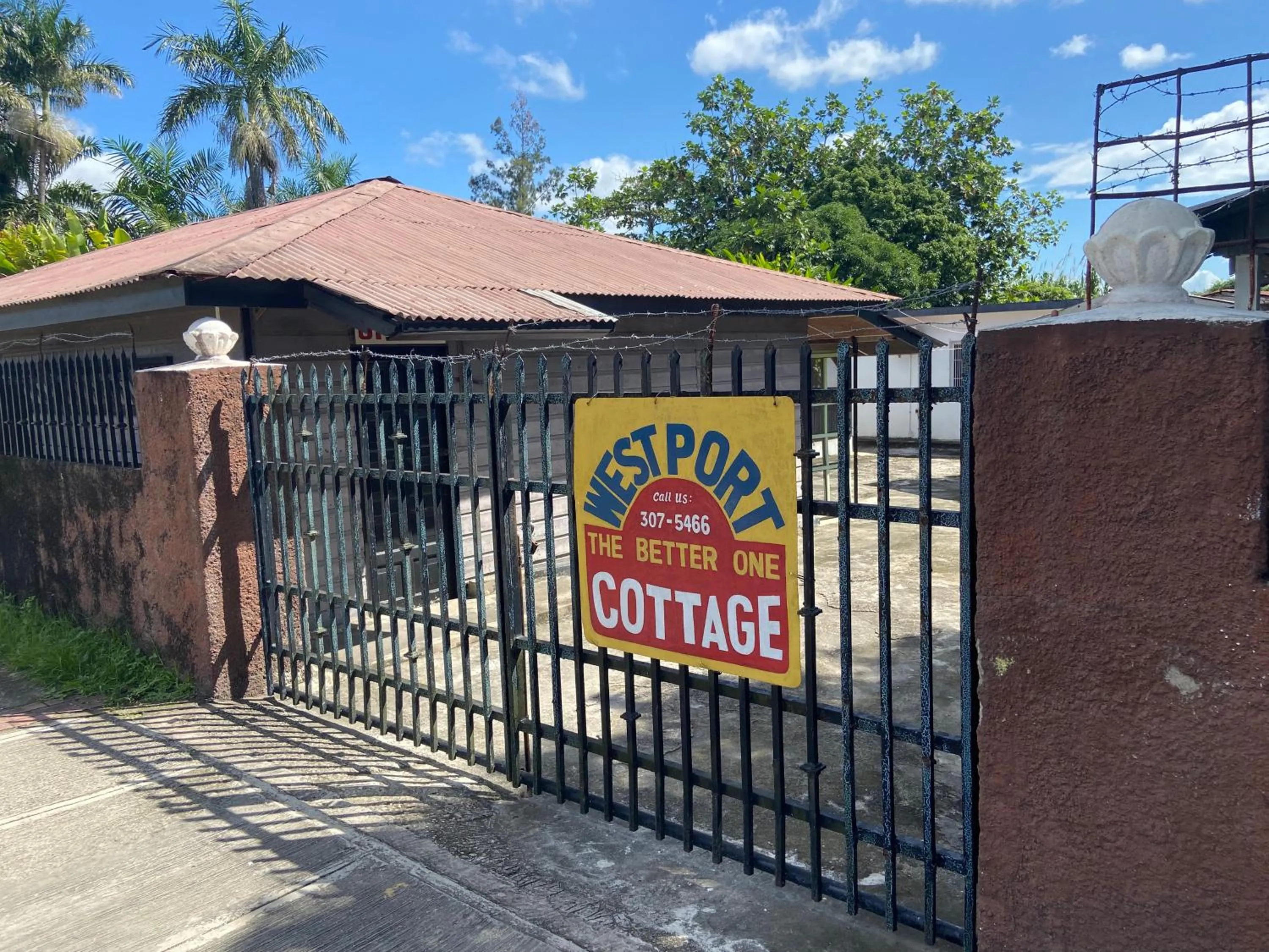 Facade/entrance in Westport Cottage