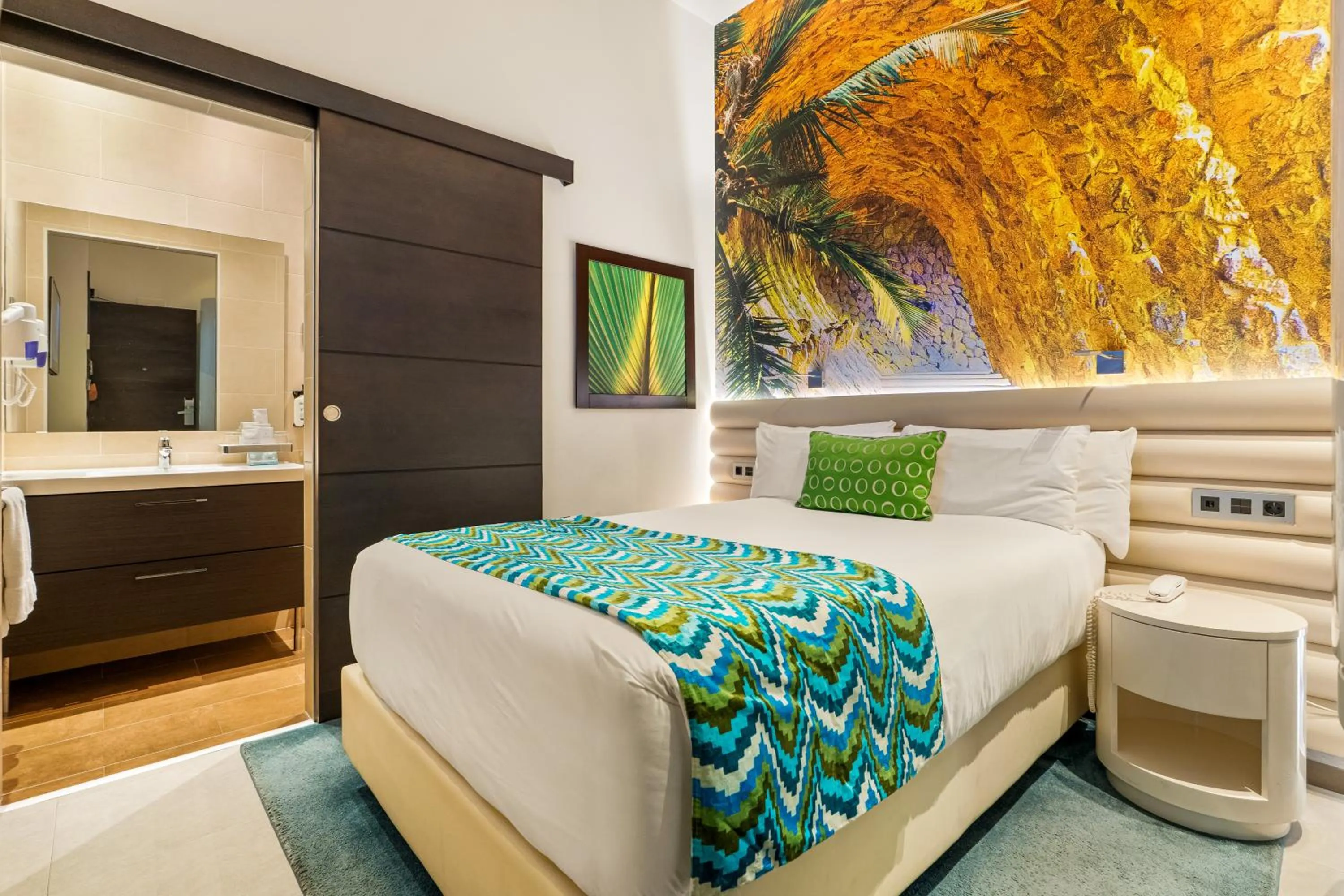 Bed in Hotel Indigo Barcelona - Plaza Catalunya 4Sup by IHG