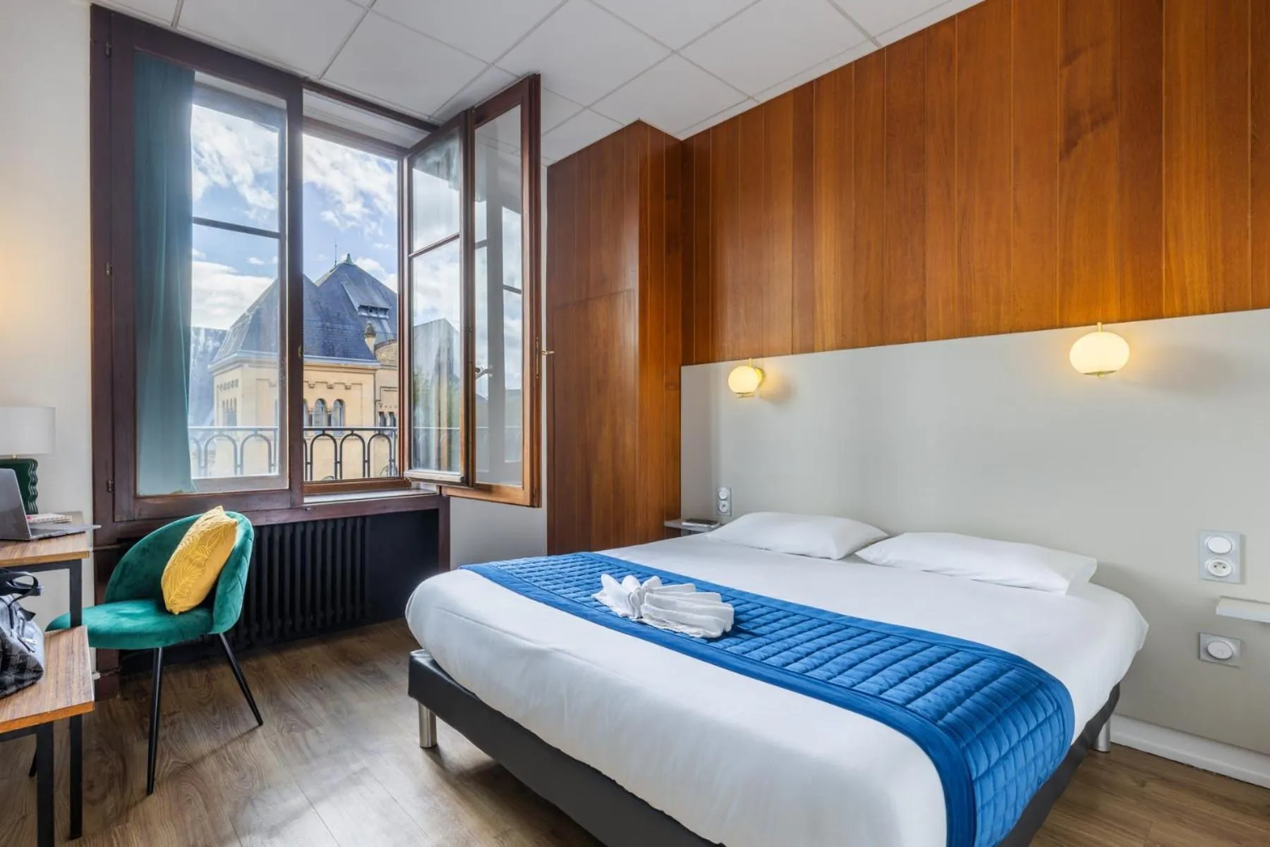 Bedroom, Bed in Hotel Bristol Metz Centre Gare