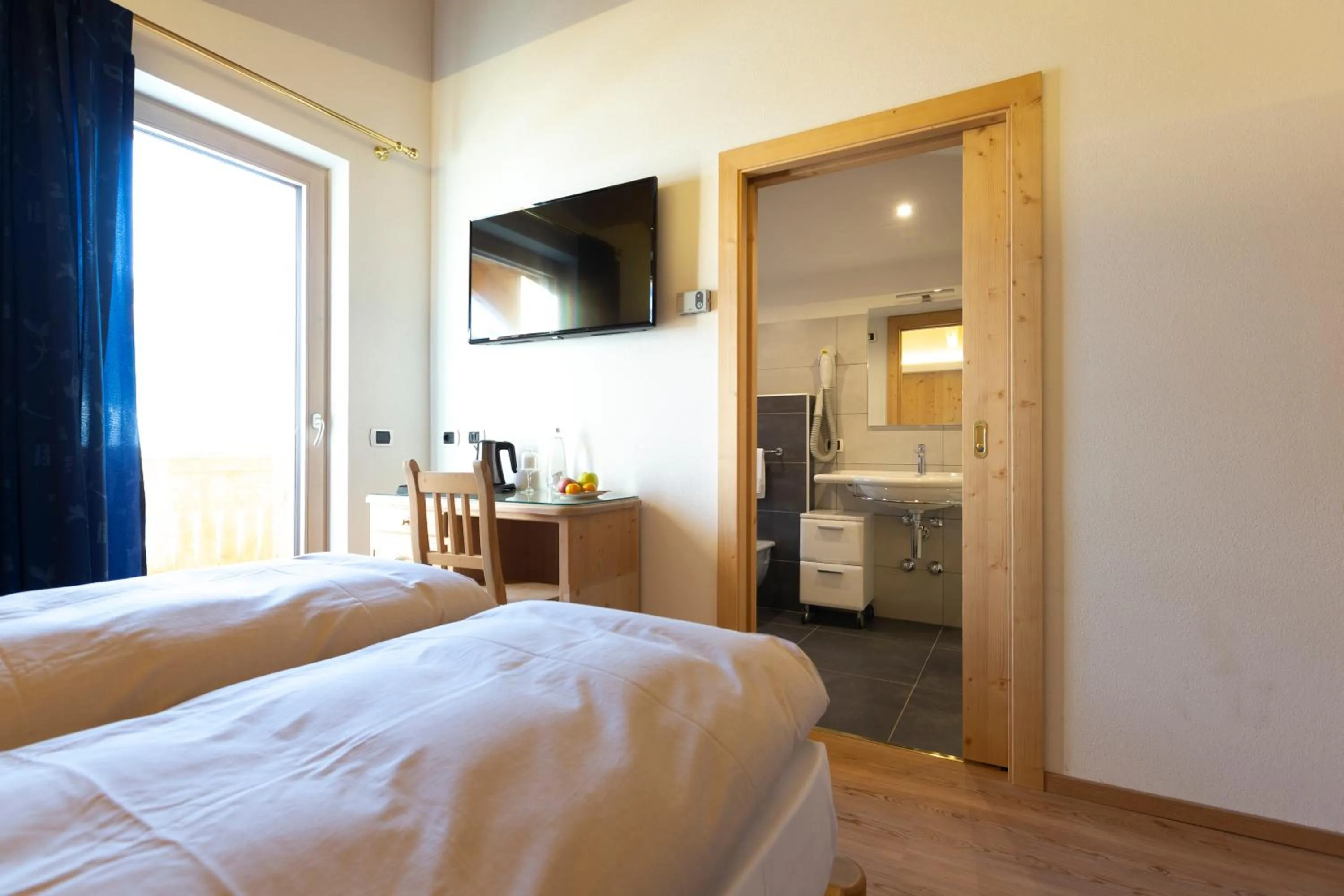 Bed, TV/Entertainment Center in Hotel "La Suisse"