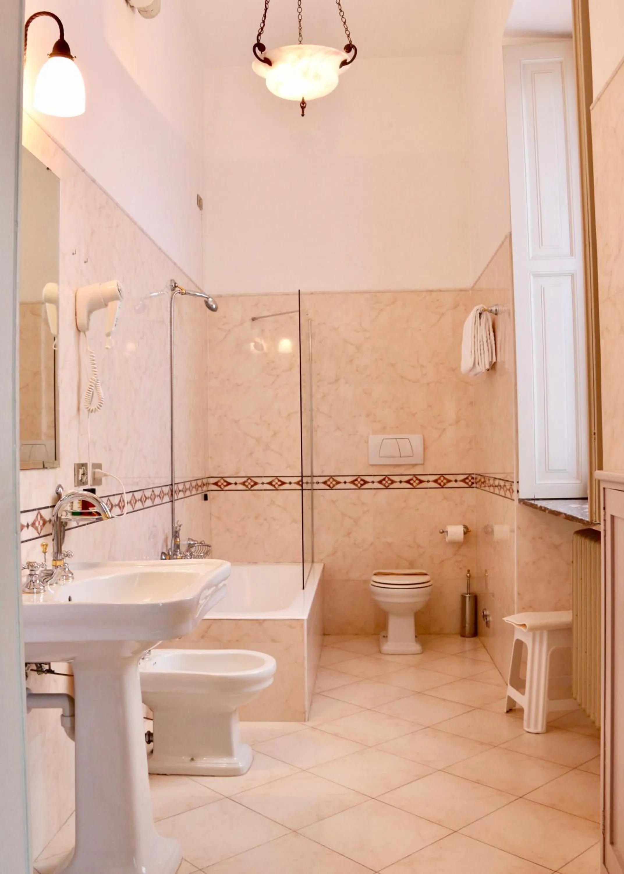 Shower in Hotel Du Parc