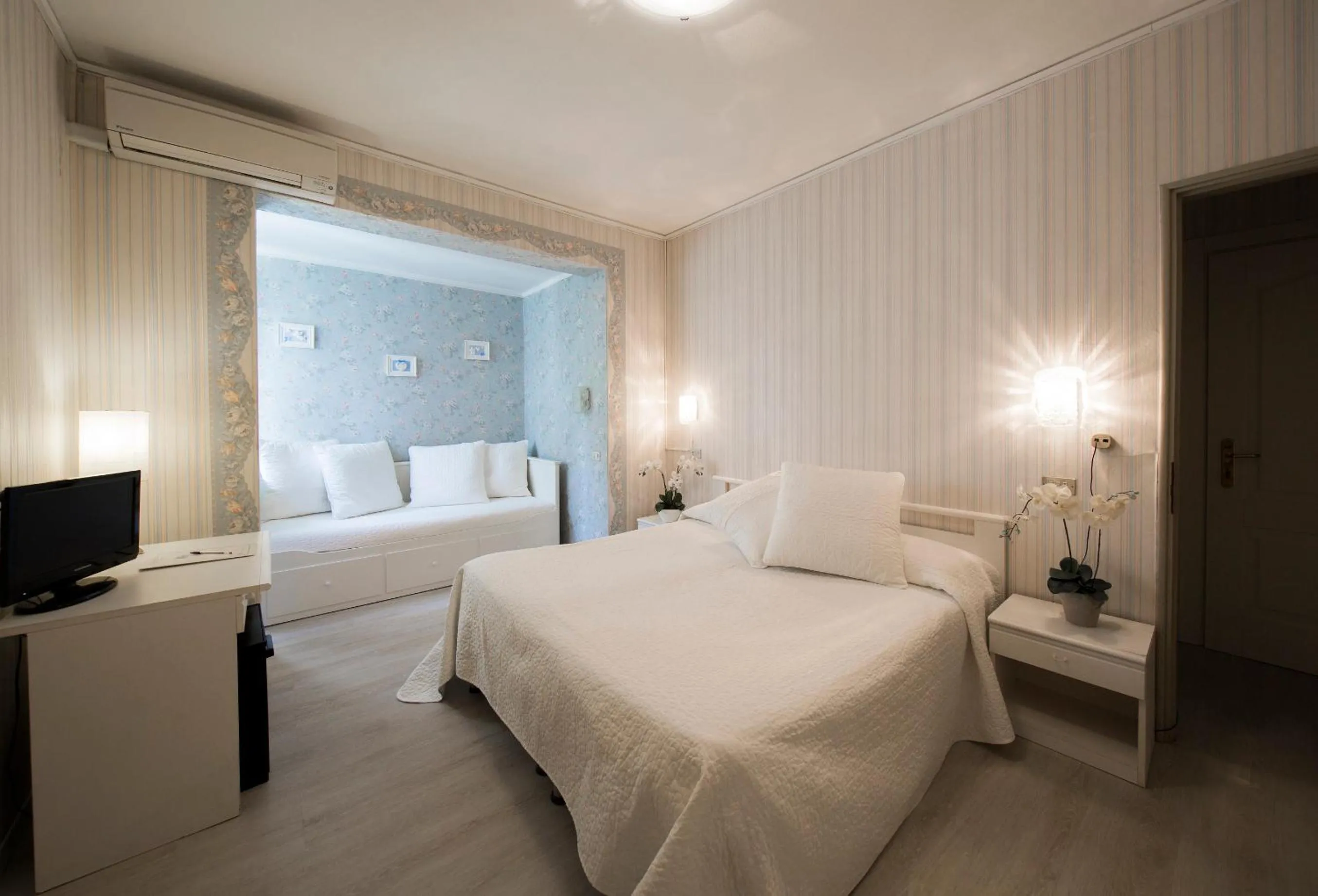 Bedroom, Bed in Hotel Du Parc