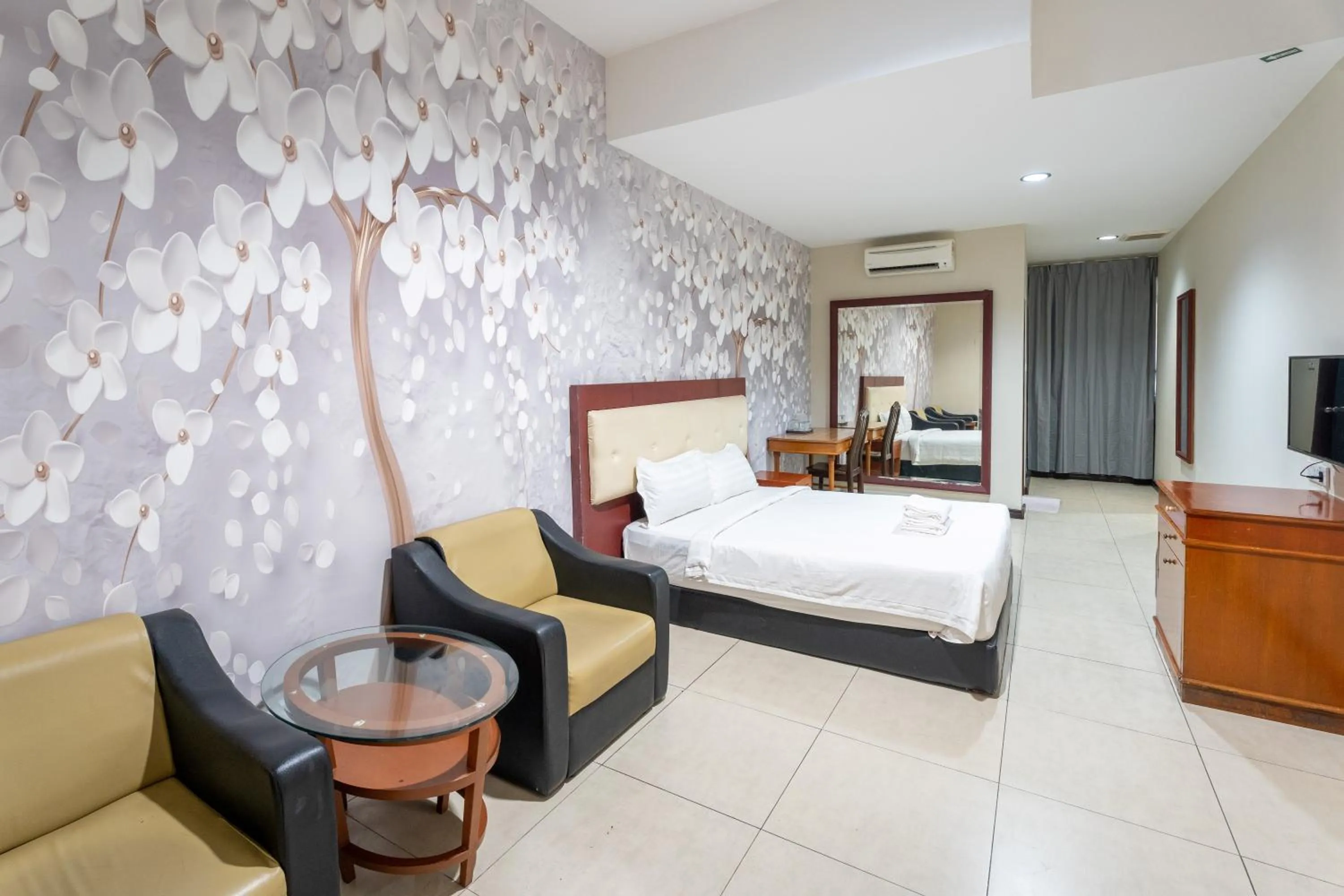 Photo of the whole room, Bed in Pertama Lodge