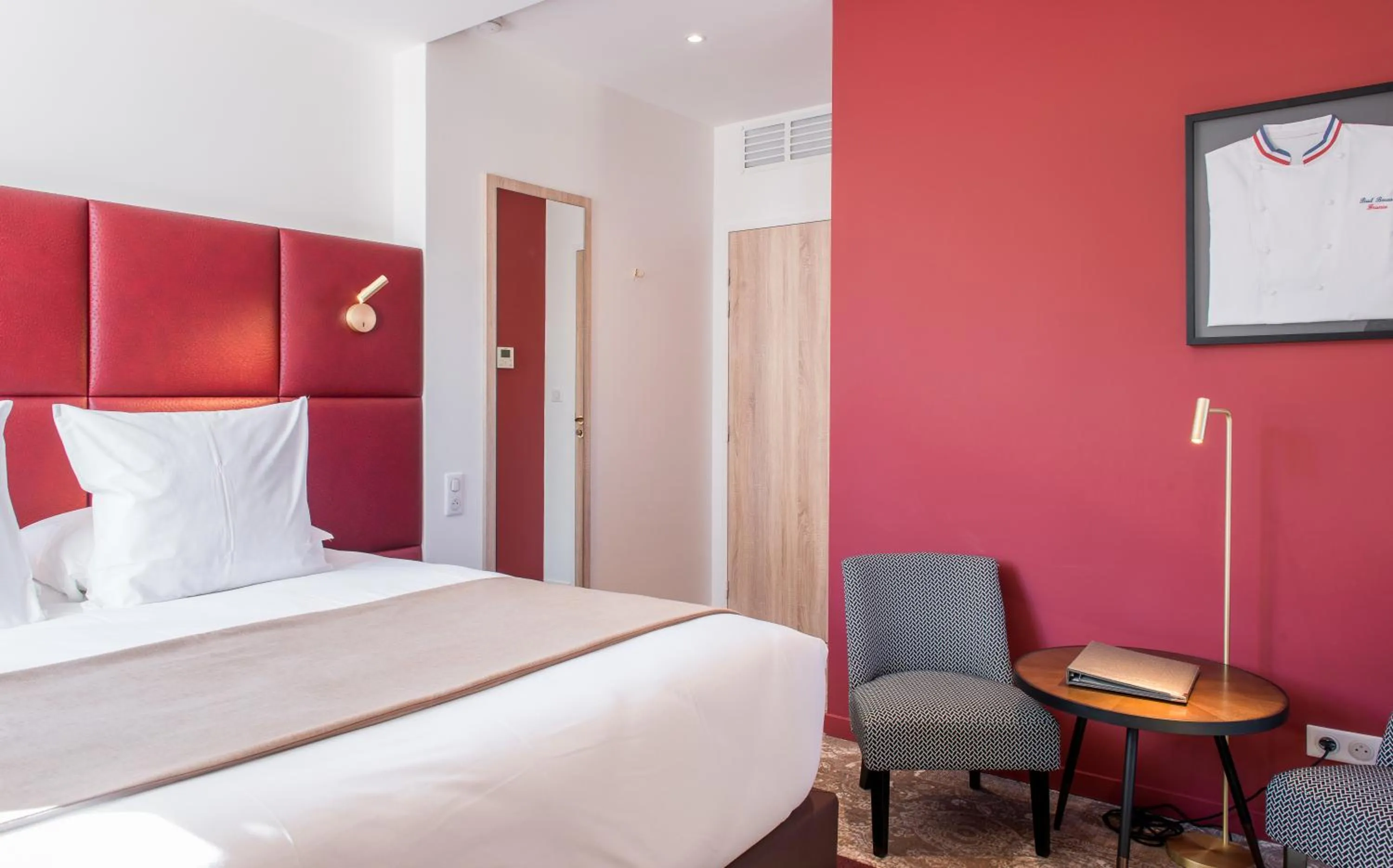 Bed in Logis Hôtel Le Tilia