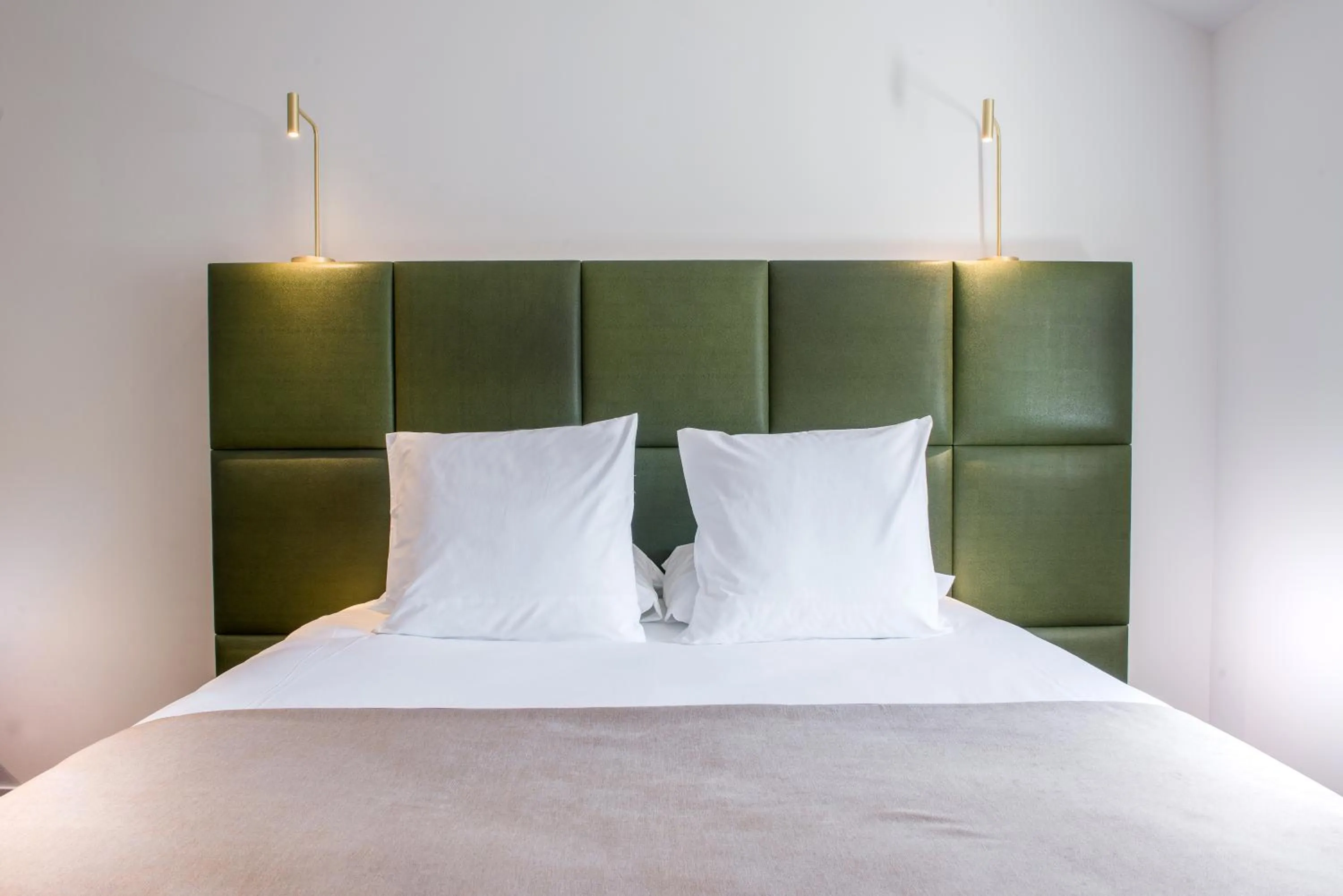 Bed in Logis Hôtel Le Tilia