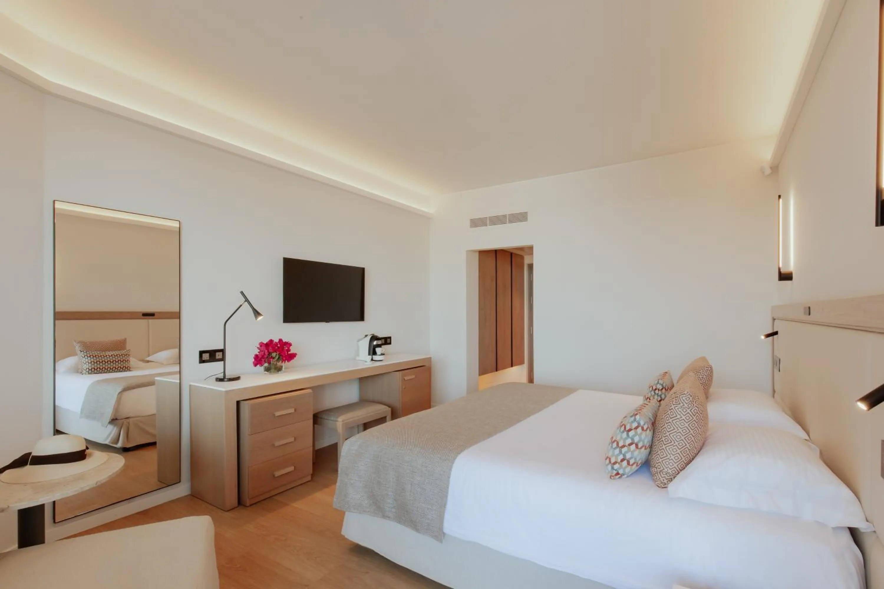 Bedroom, Bed in Golden Coast Beach Hotel