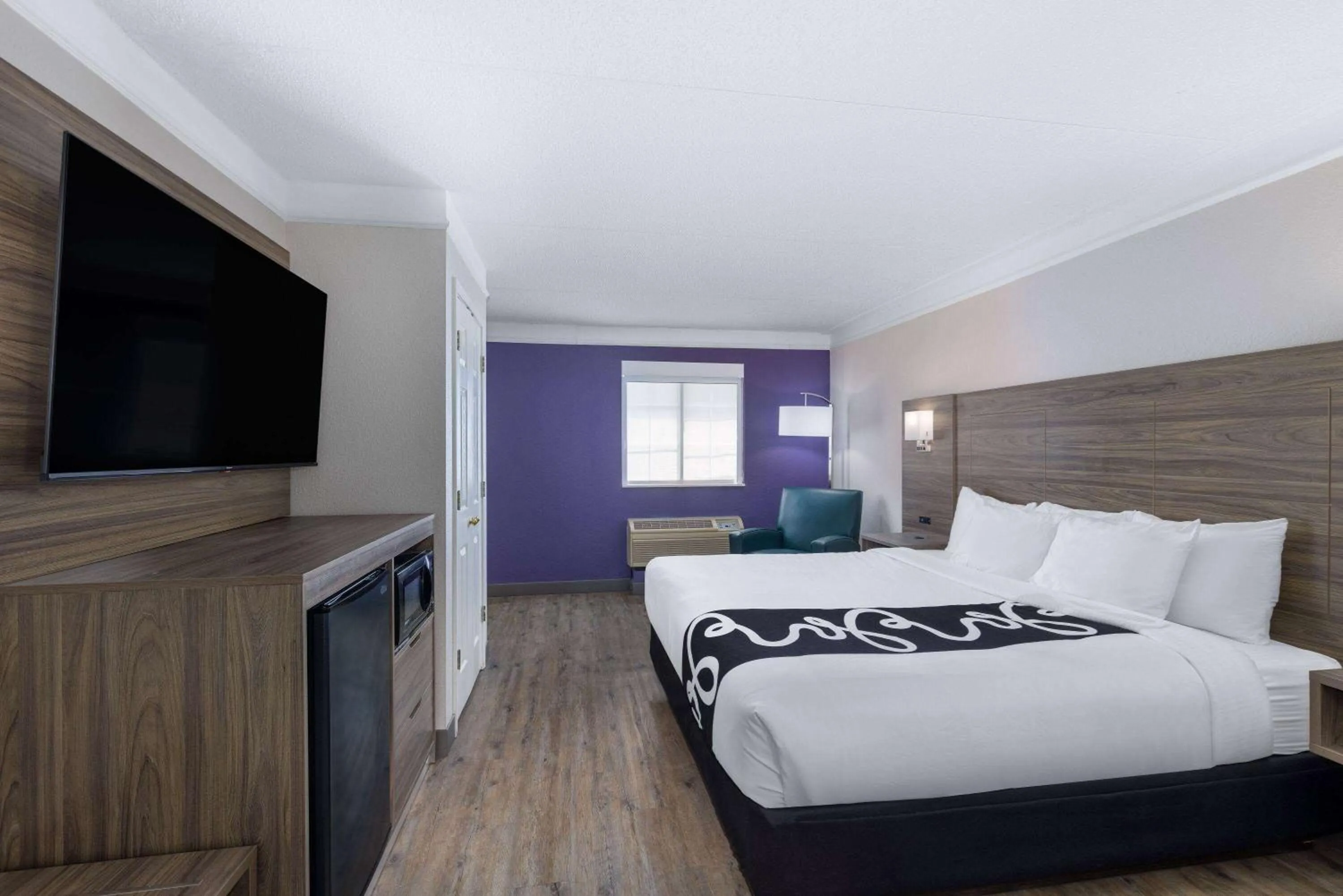 Photo of the whole room, Bed in La Quinta Inn by Wyndham Kansas City Lenexa