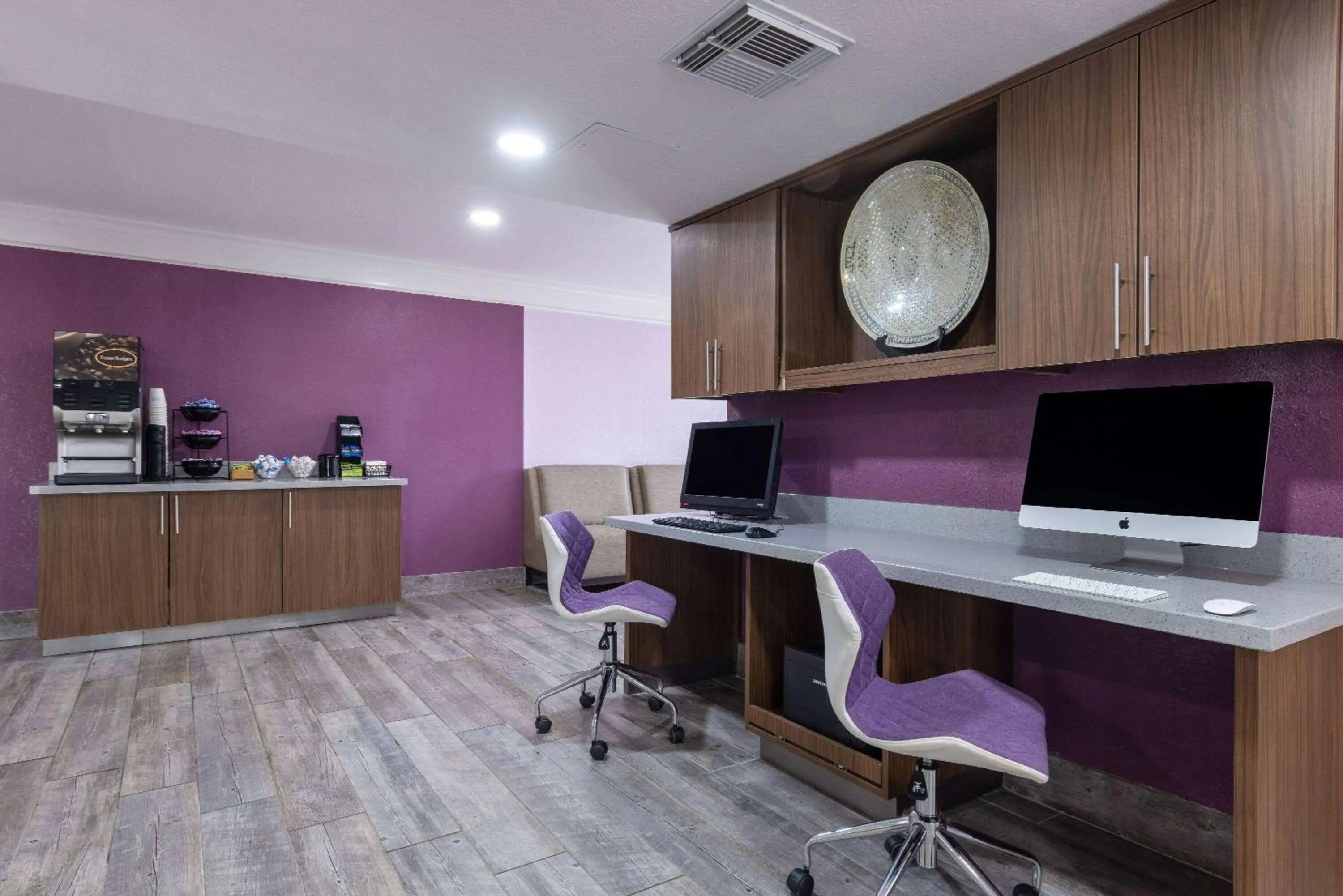 Business facilities in La Quinta Inn by Wyndham Kansas City Lenexa