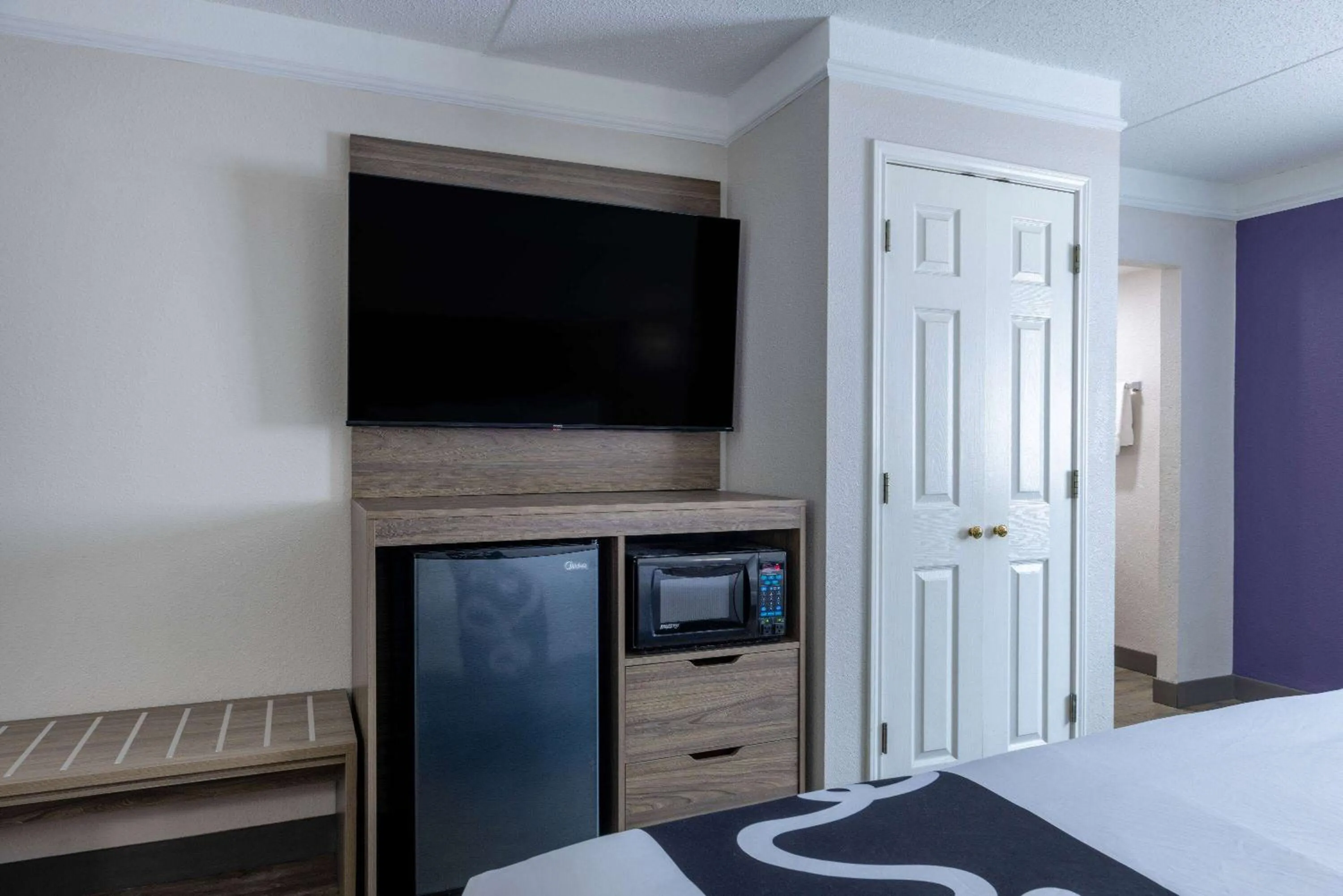 Photo of the whole room, Bed in La Quinta Inn by Wyndham Kansas City Lenexa