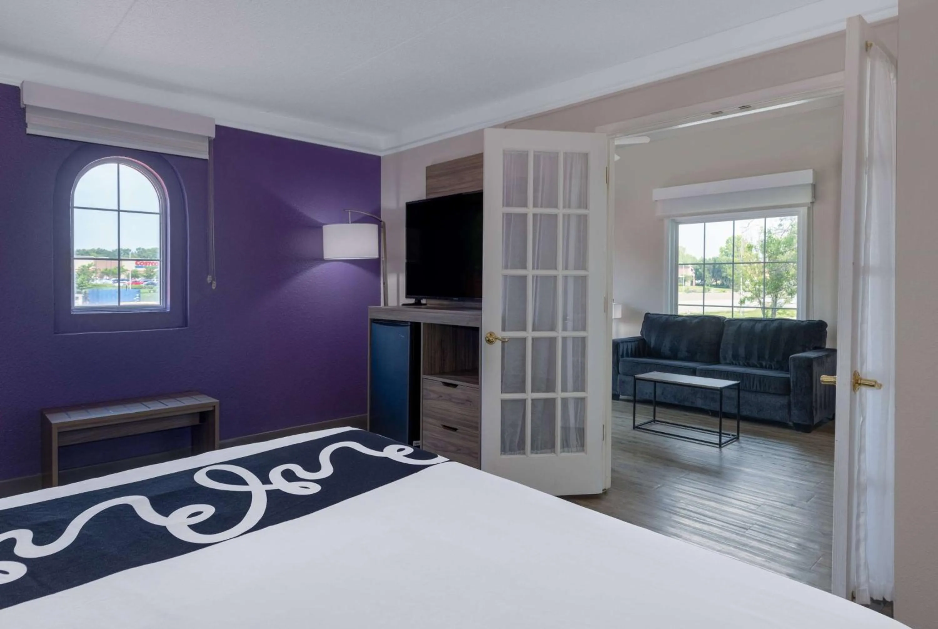 Photo of the whole room, Bed in La Quinta Inn by Wyndham Kansas City Lenexa