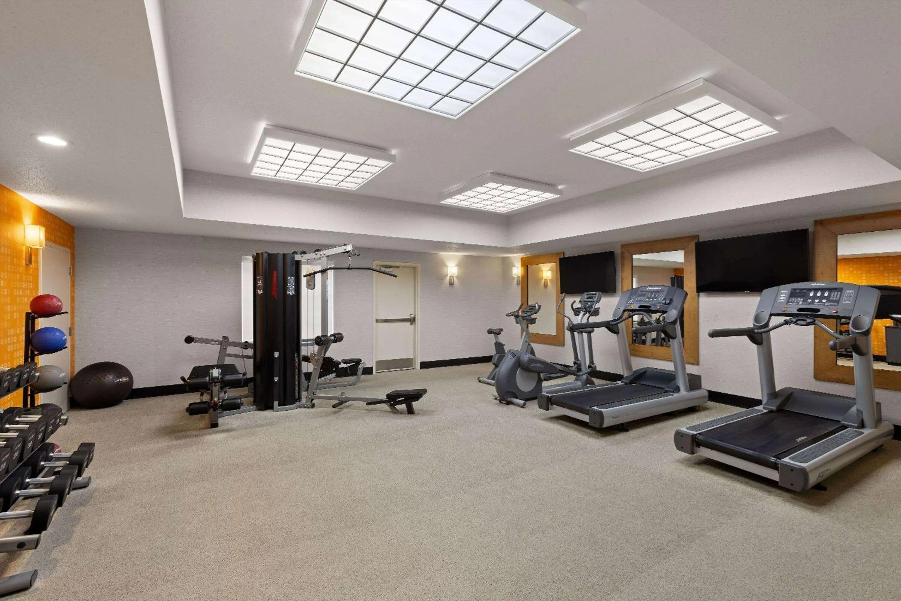 Fitness centre/facilities in La Quinta Inn and Suites by Wyndham at WaTiki Waterpark