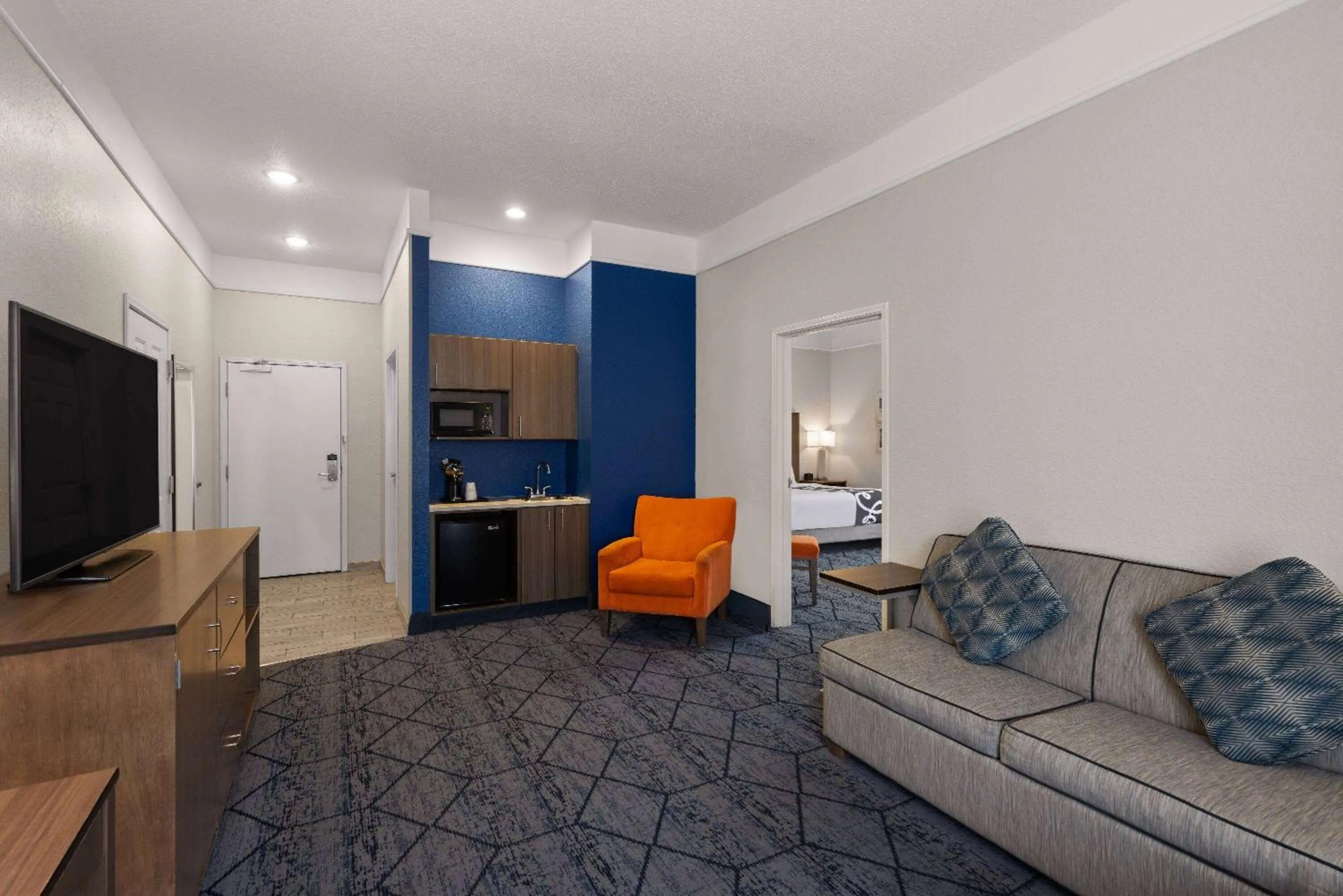 Bed in La Quinta Inn and Suites by Wyndham at WaTiki Waterpark