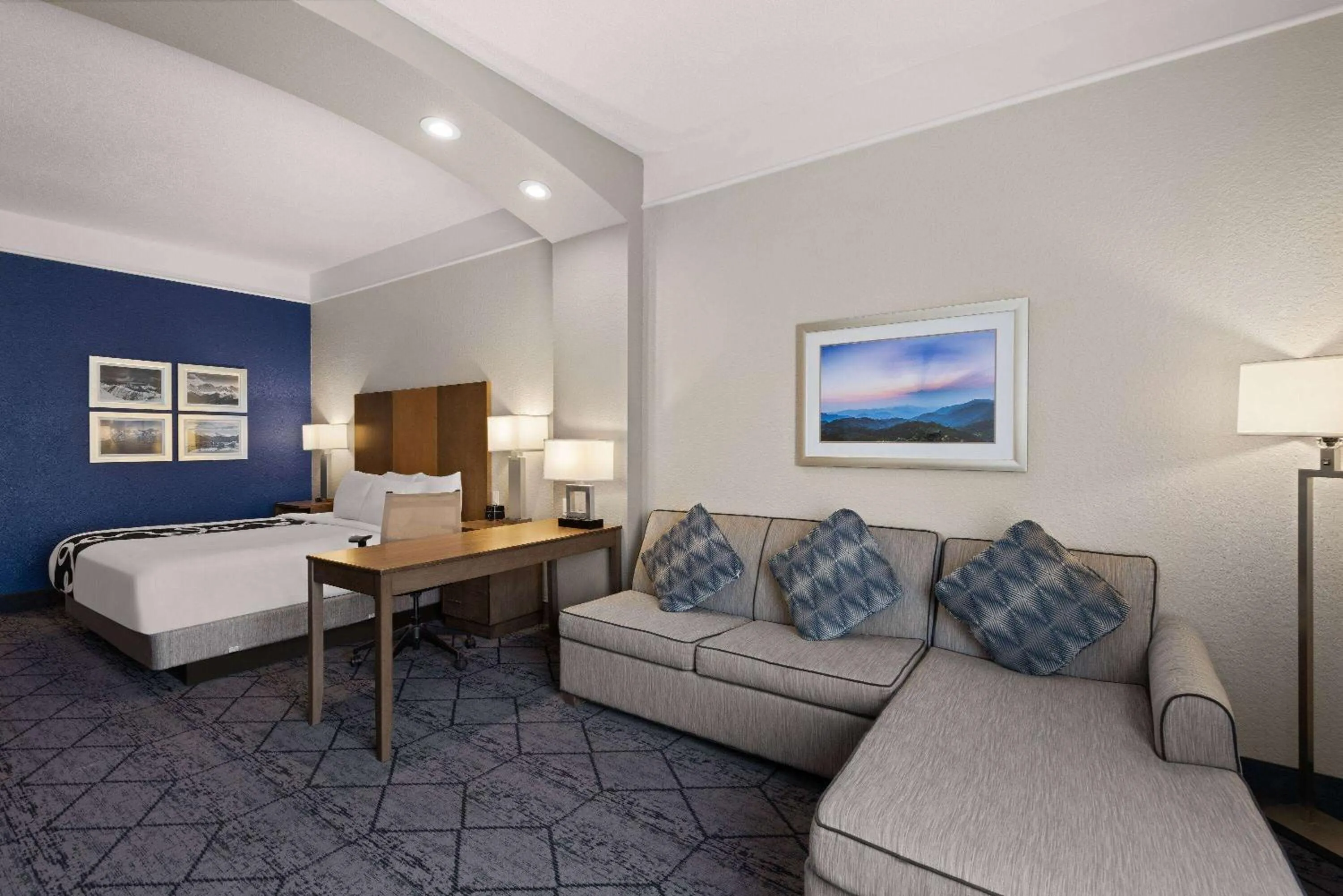Photo of the whole room, Bed in La Quinta Inn and Suites by Wyndham at WaTiki Waterpark