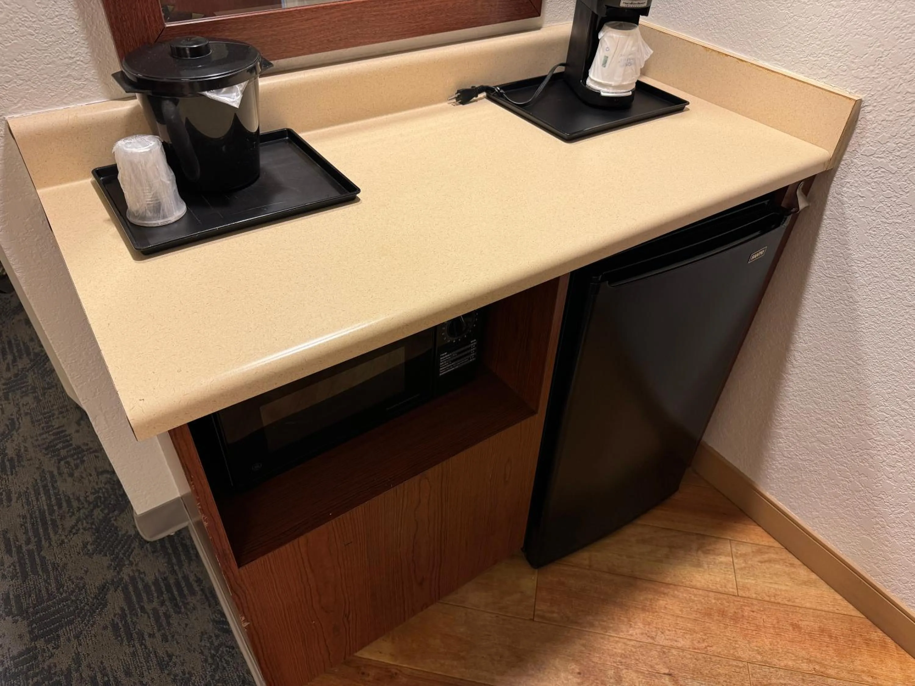 minibar in La Quinta by Wyndham Bannockburn-Deerfield