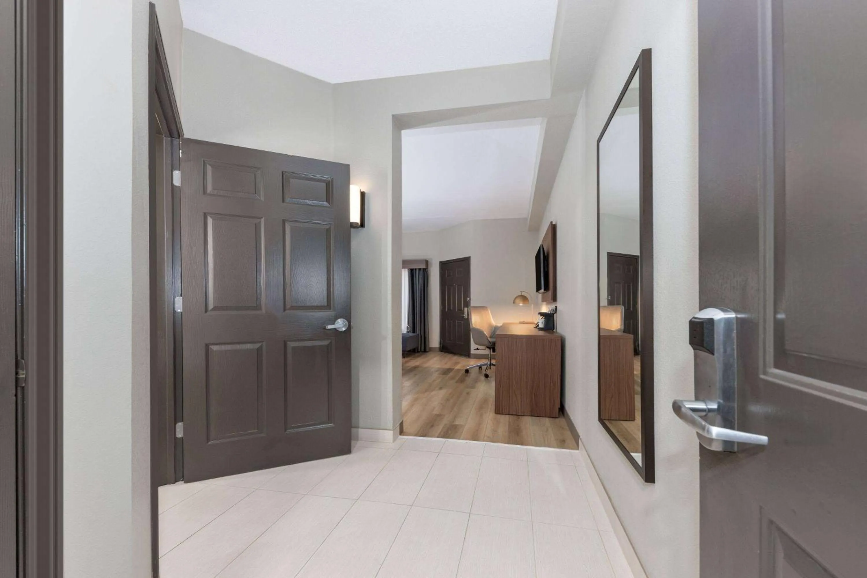 Photo of the whole room, Bed in La Quinta by Wyndham Dallas DFW Airport North