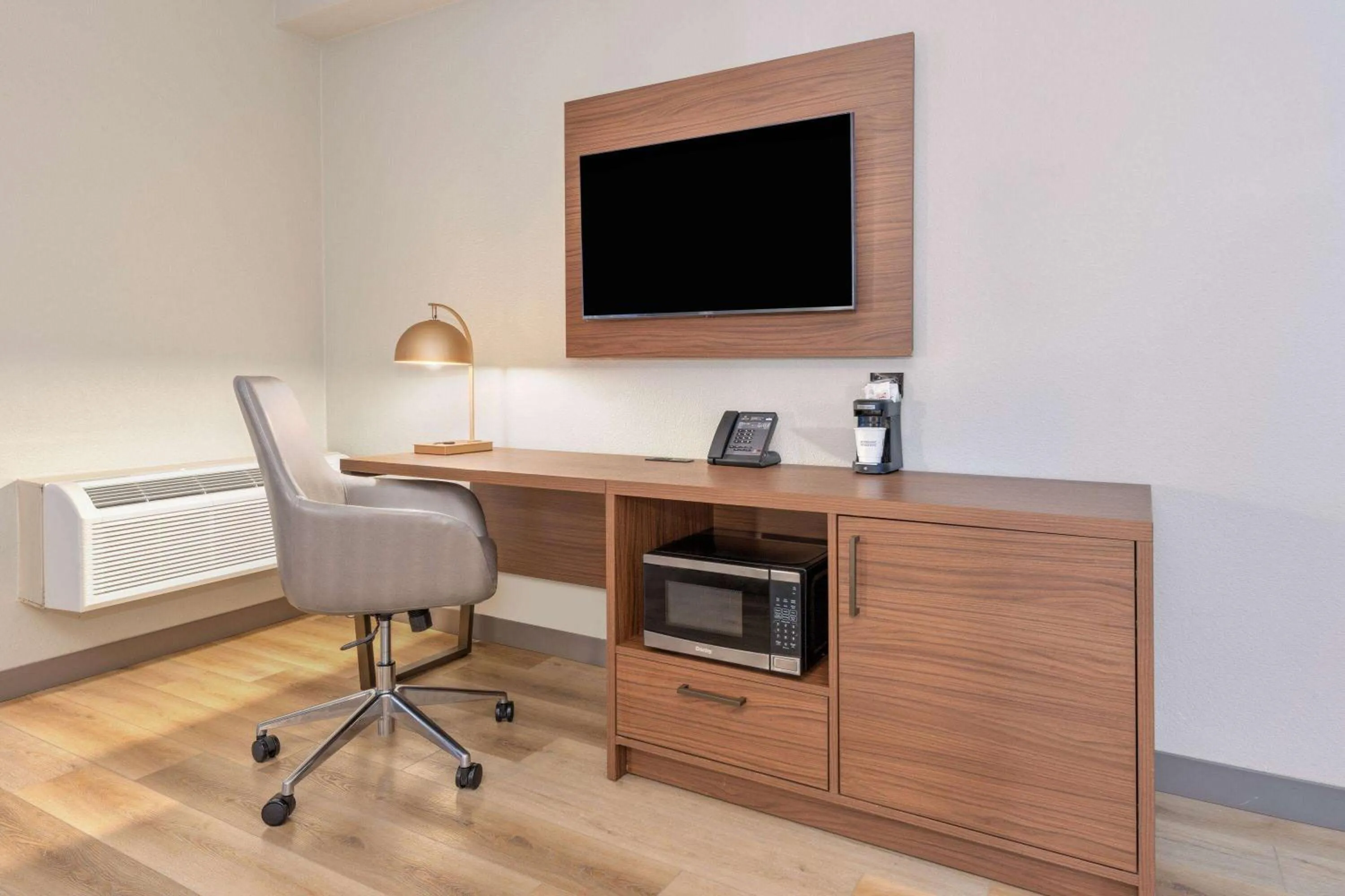 Photo of the whole room in La Quinta by Wyndham Dallas DFW Airport North