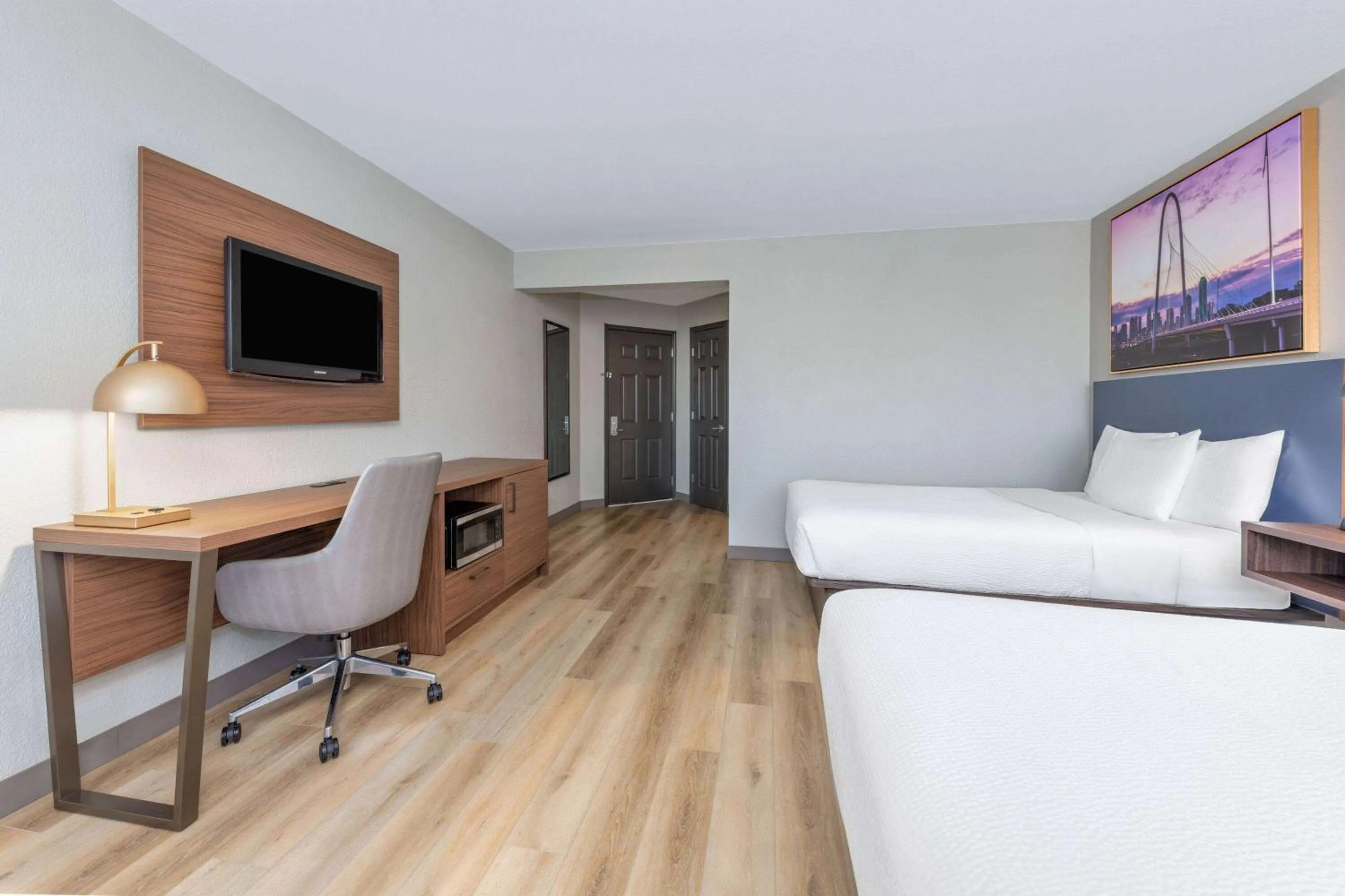 Photo of the whole room in La Quinta by Wyndham Dallas DFW Airport North