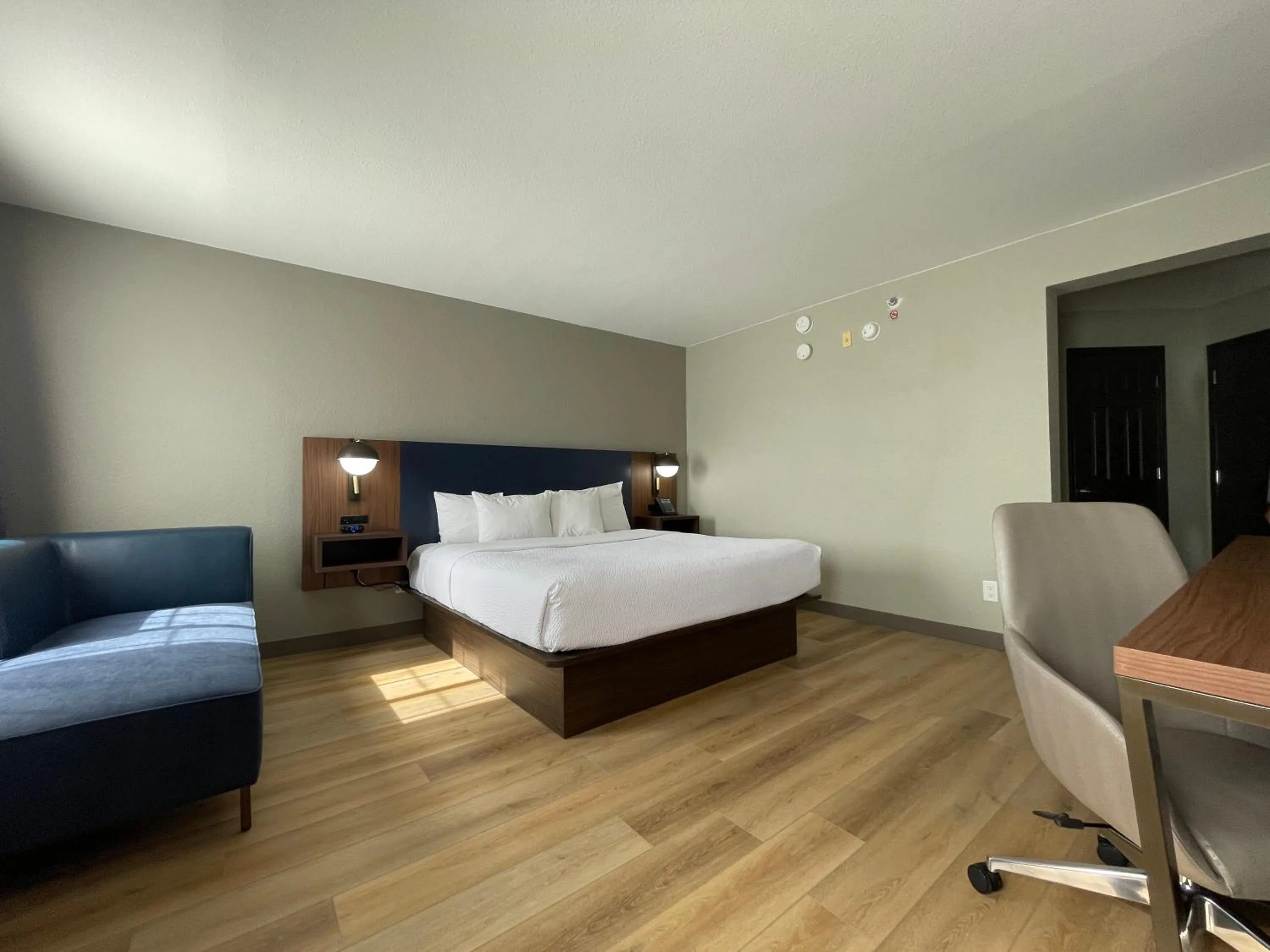 Bed in La Quinta by Wyndham Dallas DFW Airport North